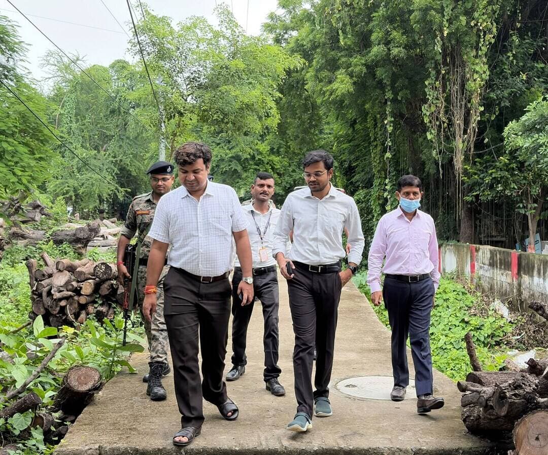 आज दिनांक 21.08.2026 को जिला पदाधिकारी, रोहतास श्री दीपक कुमार मिश्रा द्वारा सासाराम स्थित शेरशाह सूरी मकबरा के समीप अवस्थित हिरण पार्क का निरीक्षण किया गया। इस दौरान जिला पदाधिकारी ने पार्क की वर्तमान स्थिति, हरित क्षेत्र, उपलब्ध नागरिक सुविधाओं तथा आगंतुकों के लिए आवश्यक व्यवस्थाओं का जायजा लिया। इस दौरान नगर आयुक्त, नगर निगम सासाराम श्री विकास कुमार एवं विशेष कार्य पदाधिकारी श्री विनय प्रताप उपस्थित रहे।
इसके पश्चात जिला पदाधिकारी द्वारा वन प्रमंडल कार्यालय, रोहतास में वन प्रमंडल पदाधिकारी स्टालिन फिडल कुमार के साथ संयुक्त बैठक आयोजित की गई। बैठक में पार्कों के विकास तथा शहरवासियों को बेहतर सार्वजनिक सुविधाएं उपलब्ध कराने से जुड़े विभिन्न बिंदुओं पर विचार-विमर्श किया गया।
बैठक में निर्णय लिया गया कि जिला पदाधिकारी आवास के समीप स्थित छोटे पार्क की तर्ज पर शहर के अन्य उपयुक्त स्थानों पर भी छोटे-छोटे पार्क विकसित किए जाएंगे। इसके लिए नगर क्षेत्र में उपलब्ध सरकारी भूमि एवं अन्य उपयुक्त स्थलों को चिन्हित कर चरणबद्ध तरीके से पार्क विकसित किया जाएगा।
जिला पदाधिकारी ने कहा कि पार्कों का बेहतर विकास शहर की सुंदरता बढ़ाने के साथ-साथ स्थानीय नागरिकों एवं पर्यटकों के लिए भी आकर्षण का केंद्र बनेगा।
जिला पदाधिकारी ने यह भी बताया कि भारतीय पुरातत्व सर्वेक्षण (ASI) से समन्वय स्थापित कर हिरण पार्क को सुबह के साथ-साथ शाम के समय भी आम लोगों के लिए खोलने के संबंध में बातचीत की जाएगी। यदि इसकी अनुमति प्राप्त होती है, तो लोगों को पार्क का अधिक समय तक लाभ मिल सकेगा तथा पर्यटन गतिविधियों को भी बढ़ावा मिलेगा।
#IPRD
#Development
#DistrictAdministration
#PublicService
#BiharGovernment
Information & Public Relations Department, Government of Bihar