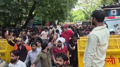 दिल्ली जंतर मंतर पर लगे UGC गो Back के नारे।