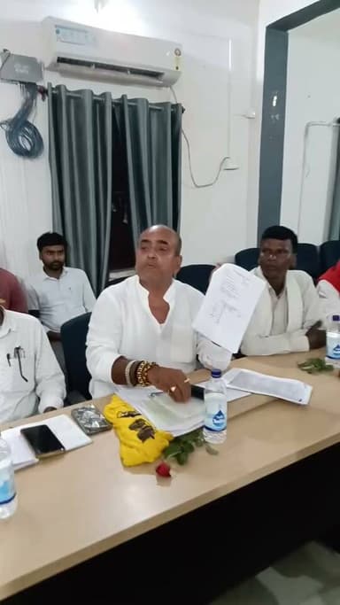 हसपुरा प्रखंड बीस सूत्री की बैठक में भ्रष्टाचार को उजागर करते कौशल शर्मा।