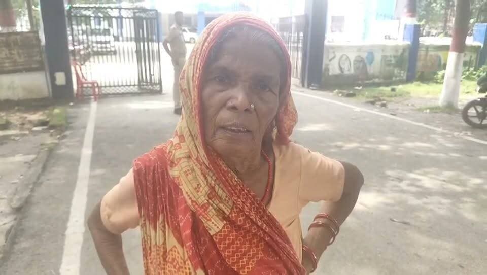 कोडरमा। जयनगर थाना क्षेत्र के चंद्रघटी गांव में 65 वर्षीय महिला माधुरी देवी को डायन कहकर मारपीट करने और गांव से निकालने की धमकी देने का मामला सामने आया है। पीड़िता ने 21 अगस्त को एसपी को आवेदन देकर कार्रवाई की मांग की है।