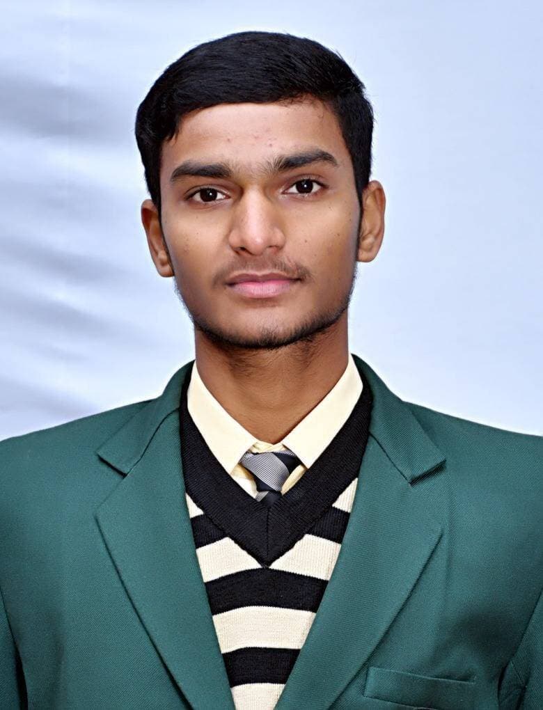 70वीं झारखंड राज्य SGFI प्रतियोगिताओं में ग्रिज़ली विद्यालय की शानदार उपलब्धि
कबड्डी, योगासन एवं जूडो में उत्कृष्ट प्रदर्शन; राज्य कैंप एवं राष्ट्रीय प्रतियोगिताओं के लिए कई खिलाड़ियों का चयन
तिलैया डैम स्थित ग्रिज़ली विद्यालय के विद्यार्थियों ने 70वीं झारखंड राज्य SGFI प्रतियोगिताओं में कबड्डी, योगासन एवं जूडो सहित विभिन्न खेलों में उत्कृष्ट प्रदर्शन करते हुए विद्यालय का नाम गौरवान्वित किया है। खिलाड़ियों की मेहनत, अनुशासन, खेल भावना एवं प्रशिक्षकों के निरंतर मार्गदर्शन के परिणामस्वरूप कई विद्यार्थियों ने राज्य कैंप एवं राष्ट्रीय स्तर की प्रतियोगिताओं के लिए अपनी जगह सुनिश्चित की है।
कबड्डी में विद्यालय के राज प्रजापति का अंडर-14 तथा पंकज राज का अंडर-17 राज्य कबड्डी टीम कैंप के लिए चयन हुआ है। दोनों खिलाड़ियों ने अपने शानदार प्रदर्शन, फिटनेस, टीम भावना एवं खेल के प्रति समर्पण के बल पर यह सफलता हासिल की।
योगासन में SGFI राज्य स्तरीय ओपन ट्रायल में पिहू कुमारी, लव कुमार शर्मा एवं दिवाकर यादव ने राष्ट्रीय स्तर की योगासन प्रतियोगिता के लिए क्वालीफाई किया। खिलाड़ियों ने संतुलन, एकाग्रता, लचीलापन, शारीरिक नियंत्रण एवं अनुशासन का उत्कृष्ट प्रदर्शन किया।
जूडो में विद्यालय के खिलाड़ियों ने विशेष सफलता अर्जित की। सिमरन पांडेय एवं खुशी कुमारी ने अपनी-अपनी श्रेणियों में प्रथम स्थान प्राप्त करते हुए SGFI नेशनल जूडो चैंपियनशिप के लिए क्वालीफाई किया। इसके अतिरिक्त प्रेम राज एवं अभिषेक यादव का भी स्कूल नेशनल्स के लिए चयन हुआ है। इस प्रकार जूडो में विद्यालय के कुल चार खिलाड़ी राष्ट्रीय स्तर पर विद्यालय का प्रतिनिधित्व करेंगे। सिमरन पांडेय एवं खुशी कुमारी के राष्ट्रीय स्तर पर चयन से संबंधित प्रतिभागिता व्यय का वहन सरकार द्वारा किया जाएगा।
इन सभी उपलब्धियों में विद्यालय के कबड्डी कोच सुनील कुमार साव, बालक वर्ग के योग प्रशिक्षक उमेश कुमार विश्वकर्मा, बालिका वर्ग की योग प्रशिक्षक नेहा कुमारी तथा जूडो प्रशिक्षक सौरभ पाठक एवं तरन्नुम खान का महत्वपूर्ण योगदान रहा। प्रशिक्षकों के नियमित प्रशिक्षण, तकनीकी मार्गदर्शन, अनुशासित अभ्यास एवं निरंतर प्रोत्साहन ने खिलाड़ियों को राज्य एवं राष्ट्रीय स्तर की प्रतियोगिताओं के लिए तैयार करने में महत्वपूर्ण भूमिका निभाई।
इस अवसर पर विद्यालय के सीईओ प्रकाश गुप्ता एवं प्राचार्या अंजना कुमारी ने संयुक्त रूप से कहा कि SGFI प्रतियोगिताओं में विद्यार्थियों का राज्य एवं राष्ट्रीय स्तर के लिए चयन पूरे विद्यालय परिवार के लिए गर्व का विषय है। उन्होंने कहा कि यह सफलता खिलाड़ियों की निरंतर मेहनत, अनुशासन, दृढ़ संकल्प तथा प्रशिक्षकों के समर्पित मार्गदर्शन का परिणाम है। विद्यालय शिक्षा के साथ-साथ विद्यार्थियों की खेल प्रतिभा को निखारने एवं उन्हें उच्च स्तरीय अवसर प्रदान करने के लिए प्रतिबद्ध है। उन्होंने सभी चयनित खिलाड़ियों को आगामी प्रतियोगिताओं के लिए शुभकामनाएँ देते हुए विश्वास व्यक्त किया कि वे राष्ट्रीय स्तर पर भी उत्कृष्ट प्रदर्शन कर विद्यालय एवं झारखंड का नाम रोशन करेंगे।
विद्यालय परिवार की ओर से समन्वयक विजय कुमार सिंह, जितेन्द्र कुमार चौधरी, बी.डी. नस्कर, अनुराग कुमार सिंह, शिल्पी भदानी, बनानी नियोगी, एकता कुमारी, स्टूडेंट्स सर्विस सेल संयोजक सुधांशु कुमार एवं स्पोर्ट्स कोऑर्डिनेटर प्रीतम हरि सहित समस्त शिक्षक एवं शिक्षकेत्तर कर्मचारियों ने सभी चयनित खिलाड़ियों, उनके अभिभावकों एवं प्रशिक्षकों को हार्दिक बधाई एवं शुभकामनाएँ दीं।
विद्यालय ने विश्वास व्यक्त किया कि SGFI प्रतियोगिताओं में विद्यार्थियों की यह शानदार उपलब्धि अन्य विद्यार्थियों को भी खेलों में उत्कृष्टता प्राप्त करने के लिए प्रेरित करेगी तथा चयनित खिलाड़ी आगामी राज्य एवं राष्ट्रीय प्रतियोगिताओं में अपने श्रेष्ठ प्रदर्शन से ग्रिज़ली विद्यालय, कोडरमा एवं झारखंड का नाम और अधिक गौरवान्वित करेंगे।