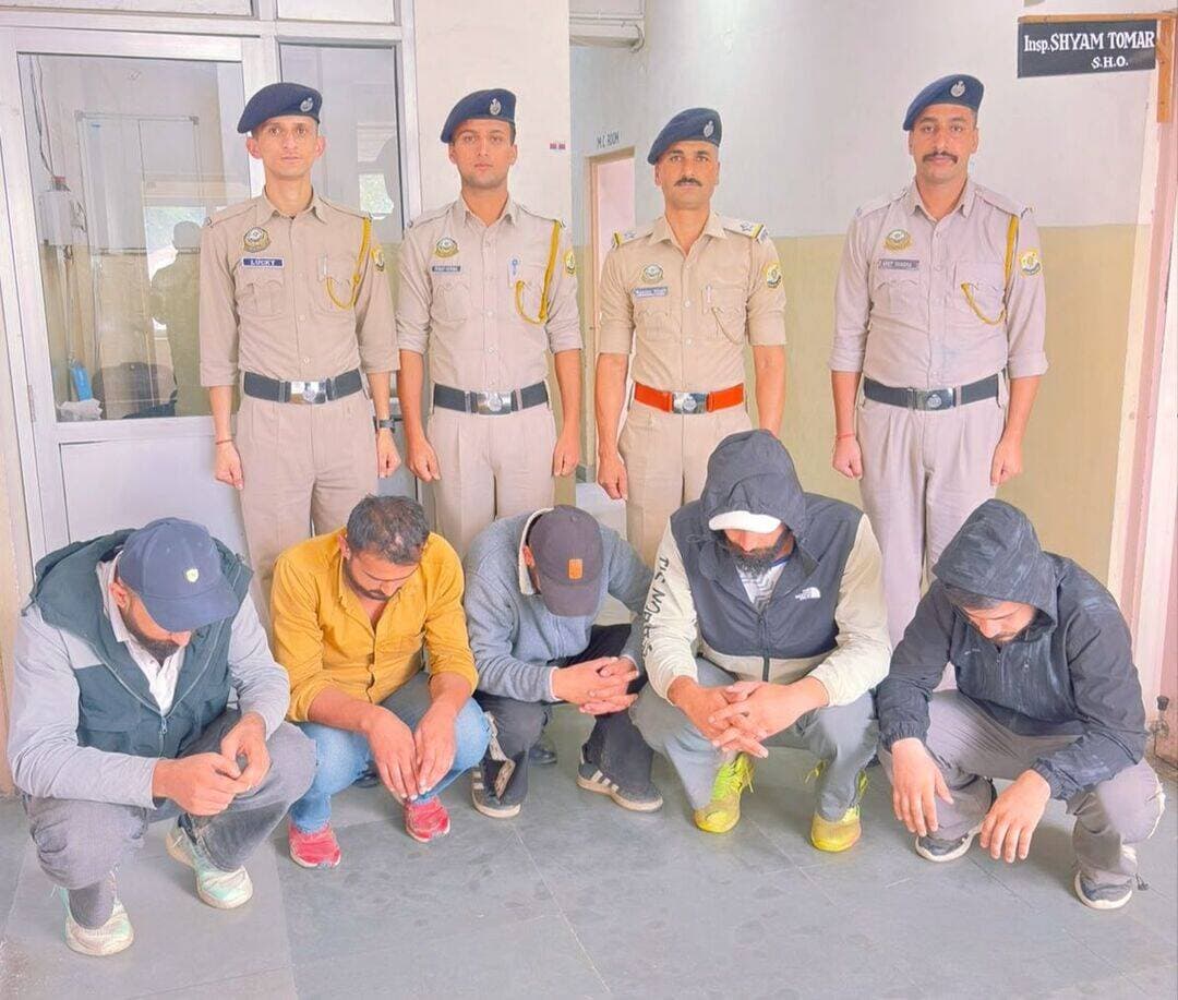 ठियोग विवाद मामले में पांच आरोपी गिरफ्तार, पुलिस ने शुरू की कानूनी कार्रवाई
शिमला। ठियोग क्षेत्र में 16/17 अगस्त की रात पिछली रंजिश को लेकर हुए विवाद और मारपीट के मामले में पुलिस ने पांच आरोपियों को गिरफ्तार किया है। पुलिस थाना ठियोग में इस संबंध में अभियोग संख्या 117/2026 के तहत भारतीय न्याय संहिता की विभिन्न धाराओं में मामला दर्ज किया गया था।
पुलिस के अनुसार, बाईपास ठियोग के पास हुई घटना में कुछ व्यक्तियों के साथ मारपीट कर उन्हें चोटें पहुंचाने तथा एक वाहन को क्षतिग्रस्त करने के आरोप सामने आए थे। मामले की गंभीरता को देखते हुए आरोपियों की गिरफ्तारी के लिए ठियोग पुलिस की टीम ने तत्काल तलाश शुरू की।
पुलिस के मुताबिक, घटना के बाद आरोपियों ने कथित तौर पर अपने मोबाइल फोन बंद कर दिए और गिरफ्तारी से बचने के लिए अपने सामान्य ठिकानों से दूर चले गए। पुलिस थाना ठियोग की टीम ने साइबर सेल की तकनीकी सहायता से उपलब्ध सूचनाओं का विश्लेषण किया और संभावित ठिकानों पर लगातार दबिश दी। पुलिस के अनुसार, इन्हीं समन्वित प्रयासों के बाद 21 अगस्त 2026 को पांचों आरोपियों को गिरफ्तार कर लिया गया।
गिरफ्तार आरोपियों की पहचान अंकित वर्मा उर्फ वेक्टा (28), अंकुश वेक्टा (22), कपिल वर्मा (27), साहिल (24) और पंकज वर्मा (27), सभी निवासी ठियोग, जिला शिमला, हिमाचल प्रदेश के रूप में हुई है।
इससे पहले इसी विवाद से जुड़े एक अन्य मामले में पुलिस ने विक्रान्त शर्मा, वंश शर्मा और किंशुक शर्मा को 18 अगस्त को गिरफ्तार किया था। उक्त मामले में ठियोग के गुलू स्थित फन कैंपस के पास धमकी देने और हथियार होने के आरोपों के संबंध में अभियोग संख्या 115/2026 दर्ज किया गया था।
पुलिस ने बताया कि गिरफ्तार आरोपियों को न्यायालय के समक्ष पेश किया जा रहा है। मामले में जांच जारी है। शिमला पुलिस ने कहा कि संवेदनशील मामलों में निष्पक्ष एवं कानून के अनुसार कार्रवाई करते हुए क्षेत्र में शांति और कानून-व्यवस्था बनाए रखने के प्रयास किए जा रहे हैं।