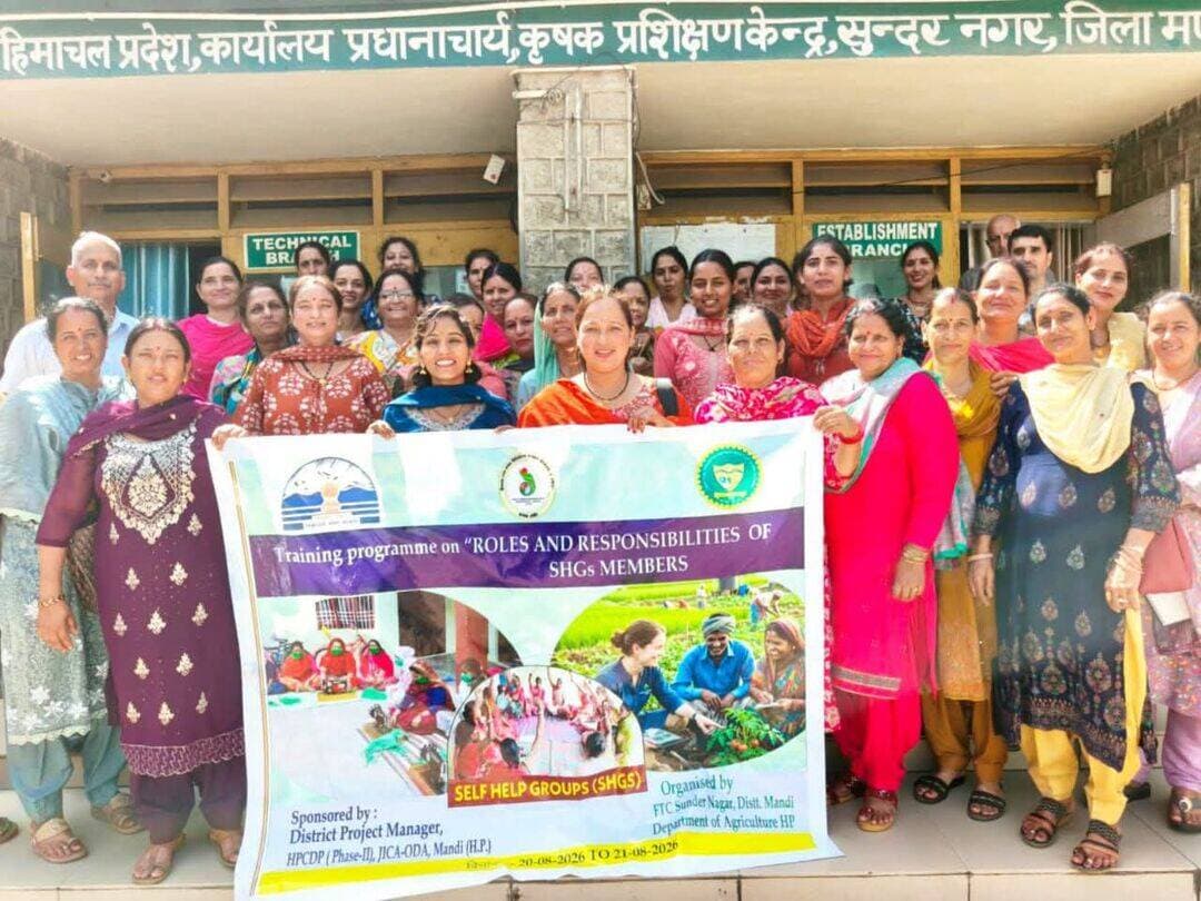 *स्वयं सहायता समूह में भूमिका और जिम्मेदारी पर दो दिवसीय प्रशिक्षण आयोजित*
कृषक प्रशिक्षण केंद्र सुंदरनगर में हिमाचल प्रदेश फसल विविधीकरण प्रोत्साहन परियोजना (चरण-II) के सौजन्य से “स्वयं सहायता समूह में भूमिका और जिम्मेदारी” विषय पर दो दिवसीय प्रशिक्षण कार्यक्रम आयोजित किया गया। कार्यक्रम में मंडी जिले की तीन उप-परियोजनाओं से संबंधित 42 प्रशिक्षुओं ने भाग लिया, जिनमें 40 महिलाएं और 2 पुरुष शामिल रहे।
उप-प्रधानाचार्य कृषक प्रशिक्षण केंद्र सुंदरनगर डॉ. जगदीश जंजीहा ने प्रशिक्षुओं का स्वागत करते हुए परियोजना के उद्देश्यों तथा स्वयं सहायता समूहों की भूमिका के बारे में जानकारी दी।
प्रशिक्षण के दौरान कृषि विभाग के सेवानिवृत्त विषय विशेषज्ञ डॉ. अनिल शर्मा, पंजाब नेशनल बैंक मंडी के सेवानिवृत्त शाखा प्रबंधक श्री हरि सिंह कौंडल, सेवानिवृत्त कृषि उप-निदेशक डॉ. रवि शर्मा एवं डॉ. ए.आर. शर्मा तथा प्रशिक्षण अधिकारी डॉ. सुधीर ने विभिन्न विषयों पर प्रशिक्षण प्रदान किया।
विशेषज्ञों ने स्वयं सहायता समूहों की आवश्यकता, अवधारणा, गठन एवं संचालन, दस्तावेजों के रख-रखाव व ऑडिट, बैंक से जुड़कर योजनाओं का लाभ उठाने, आजीविका संबंधी गतिविधियों, नेतृत्व, समूह गतिशीलता तथा सामूहिक निर्णय प्रक्रिया की जानकारी दी। साथ ही टीम निर्माण, आपसी विश्वास, पारदर्शिता, विवाद समाधान और समूहों को आर्थिक एवं सामाजिक रूप से सशक्त बनाने पर भी चर्चा की गई।
प्रशिक्षुओं ने अपने अनुभव साझा करते हुए परियोजना के विभिन्न घटकों के क्रियान्वयन में आने वाली समस्याओं एवं उनके संभावित समाधानों पर विशेषज्ञों के साथ विचार-विमर्श किया। कार्यक्रम के सफल आयोजन में कृषि विकास अधिकारी राजेश कुमार, अशोक कुमार तथा अनूप शर्मा का विशेष सहयोग रहा।