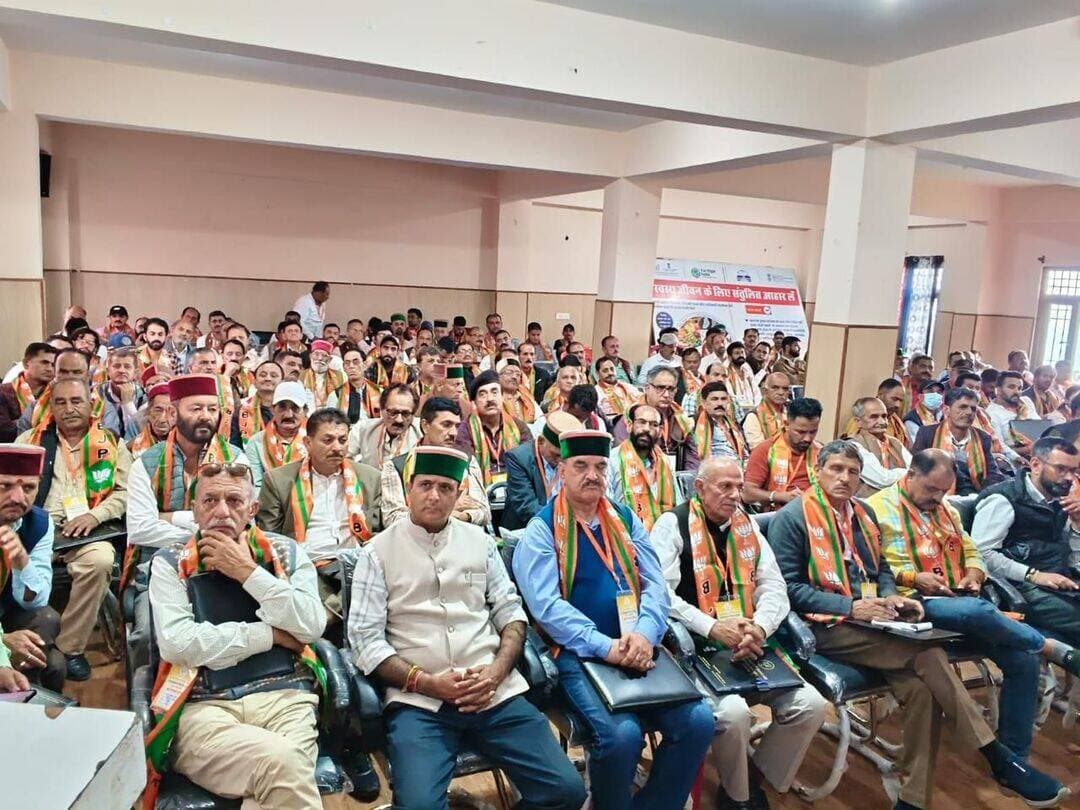 भाजपा के प्रकोष्ठ संगठन और समाज के बीच मजबूत सेतु, मंडल स्तर तक कार्यक्रमों के माध्यम से हर वर्ग को पार्टी से जोड़ेंगे : पुरुषोत्तम गुलेरिया
मोदी सरकार की योजनाओं से हर वर्ग सशक्त, ‘वंदे मातरम्’ पर कांग्रेस का रवैया दुर्भाग्यपूर्ण; दिमागी नक्सलवाद के खिलाफ देश को रहना होगा सजग : डॉ. सिकंदर कुमार
शिमला, 21 अगस्त। भाजपा महासू जिला के विभिन्न प्रकोष्ठों की संयुक्त बैठक फागू पंचायत घर में आयोजित की गई। बैठक की अध्यक्षता भाजपा महासू जिला अध्यक्ष अरुण फाल्टा ने की, जबकि हिमाचल प्रदेश से राज्यसभा सांसद प्रो. (डॉ.) सिकंदर कुमार मुख्य अतिथि के रूप में उपस्थित रहे।
बैठक में भाजपा समस्त प्रकोष्ठों के प्रदेश संयोजक पुरुषोत्तम गुलेरिया और बिट्टू वर्मा विशेष रूप से उपस्थित रहे। विभिन्न प्रकोष्ठों के पदाधिकारियों एवं कार्यकर्ताओं ने बड़ी संख्या में उत्साहपूर्वक बैठक में भाग लिया।
बैठक में भाजपा के विभिन्न प्रकोष्ठों की संगठनात्मक मजबूती, आगामी कार्यक्रमों, मंडल स्तर तक प्रकोष्ठों की सक्रियता बढ़ाने तथा समाज के अलग-अलग वर्गों तक केंद्र सरकार की जनकल्याणकारी योजनाओं एवं भाजपा की विचारधारा पहुंचाने को लेकर विस्तृत चर्चा हुई।
प्रकोष्ठों को मंडल स्तर तक सक्रिय कर समाज के हर वर्ग से बढ़ाएंगे संवाद : गुलेरिया
भाजपा समस्त प्रकोष्ठों के प्रदेश संयोजक पुरुषोत्तम गुलेरिया ने कहा कि पार्टी के प्रकोष्ठ भाजपा संगठन की महत्वपूर्ण इकाई हैं और समाज के विभिन्न वर्गों को संगठन के साथ जोड़ने में इनकी अहम भूमिका है।
उन्होंने कहा कि भाजपा का प्रयास है कि प्रकोष्ठ केवल प्रदेश अथवा जिला स्तर तक सीमित न रहें, बल्कि मंडल स्तर तक नियमित कार्यक्रम, बैठकें और संवाद अभियान आयोजित किए जाएं। प्रत्येक प्रकोष्ठ अपने संबंधित क्षेत्र और वर्ग के बीच सक्रिय रहकर उनकी समस्याओं एवं सुझावों को संगठन तक पहुंचाए।
गुलेरिया ने कहा, “हमारा लक्ष्य प्रत्येक प्रकोष्ठ को धरातल पर सक्रिय करना है। आने वाले समय में मंडलवार कार्यक्रम आयोजित किए जाएंगे और समाज के अधिवक्ताओं, व्यापारियों, किसानों-बागवानों, युवाओं, खिलाड़ियों, पर्यटन एवं परिवहन क्षेत्र सहित अलग-अलग वर्गों के साथ सीधा संवाद बढ़ाया जाएगा।”
उन्होंने कहा कि प्रधानमंत्री नरेंद्र मोदी के नेतृत्व वाली केंद्र सरकार की योजनाओं और उपलब्धियों को प्रत्येक पात्र व्यक्ति तक पहुंचाने में प्रकोष्ठों की महत्वपूर्ण भूमिका है। प्रत्येक पदाधिकारी अपने क्षेत्र में केंद्र सरकार की योजनाओं की जानकारी जन-जन तक पहुंचाए और पात्र लोगों को इनका लाभ लेने के लिए प्रेरित करे।
उन्होंने कहा कि संगठन की वास्तविक शक्ति उसके कार्यकर्ताओं और समाज के साथ निरंतर संपर्क में निहित है। “बूथ और मंडल जितना मजबूत होगा, संगठन उतना ही मजबूत होगा। प्रकोष्ठों के माध्यम से समाज के प्रत्येक वर्ग को भाजपा की विचारधारा और राष्ट्रसेवा के संकल्प से जोड़ना हमारा लक्ष्य है।”
मोदी सरकार ने समाज के प्रत्येक वर्ग को केंद्र में रखकर बनाई योजनाएं : डॉ. सिकंदर कुमार
राज्यसभा सांसद प्रो. (डॉ.) सिकंदर कुमार ने बैठक को संबोधित करते हुए प्रधानमंत्री नरेंद्र मोदी के नेतृत्व वाली केंद्र सरकार की विभिन्न जनकल्याणकारी योजनाओं एवं उपलब्धियों पर विस्तार से प्रकाश डाला।
उन्होंने कहा कि मोदी सरकार ने गरीब, किसान, महिला, युवा, अनुसूचित जाति, जनजाति, पिछड़ा वर्ग और समाज के अंतिम पायदान पर खड़े व्यक्ति को केंद्र में रखकर योजनाएं बनाई हैं। केंद्र सरकार की नीतियों का मूल मंत्र सबका साथ, सबका विकास, सबका विश्वास और सबका प्रयास रहा है।
उन्होंने कार्यकर्ताओं से आह्वान किया कि केंद्र सरकार की योजनाओं और उपलब्धियों को केवल आंकड़ों तक सीमित न रखें, बल्कि घर-घर जाकर लाभार्थियों एवं आम नागरिकों के साथ संवाद स्थापित करें।
‘वंदे मातरम्’ का सम्मान राजनीति नहीं, राष्ट्रगौरव का विषय
डॉ. सिकंदर कुमार ने वंदे मातरम् को लेकर कांग्रेस के रवैये पर भी निशाना साधते हुए कहा कि राष्ट्रीय गीत का सम्मान किसी राजनीतिक दल या विचारधारा का विषय नहीं बल्कि प्रत्येक भारतीय के लिए राष्ट्रगौरव का विषय है।
उन्होंने कहा कि वंदे मातरम् ने स्वतंत्रता आंदोलन के दौरान करोड़ों भारतीयों में राष्ट्रभक्ति की भावना जागृत की। ऐसे राष्ट्रीय प्रतीकों के सम्मान पर किसी प्रकार की राजनीति नहीं होनी चाहिए।
उन्होंने कहा, “वंदे मातरम् हमारे स्वतंत्रता संग्राम, राष्ट्रीय स्वाभिमान और राष्ट्रभक्ति का प्रतीक है। कांग्रेस को राष्ट्रीय गौरव से जुड़े विषयों पर राजनीति करने के बजाय स्पष्ट रूप से राष्ट्रहित के साथ खड़ा होना चाहिए।”
‘दिमागी नक्सलवाद’ के प्रति देश को सजग रहने की आवश्यकता
डॉ. सिकंदर कुमार ने कहा कि नक्सलवाद की चुनौती केवल हथियारबंद हिंसा तक सीमित नहीं है। हिंसा को वैचारिक समर्थन देने, लोकतांत्रिक संस्थाओं के प्रति अविश्वास पैदा करने और युवाओं को कट्टर विचारधारा की ओर ले जाने वाली प्रवृत्तियों के प्रति भी समाज को सजग रहना होगा।
उन्होंने कहा कि प्रधानमंत्री नरेंद्र मोदी के नेतृत्व में केंद्र सरकार ने नक्सलवाद के खिलाफ जीरो टॉलरेंस की नीति अपनाई है। सुरक्षा के साथ-साथ विकास, शिक्षा, स्वास्थ्य, सड़क, संचार, कौशल विकास और रोजगार के माध्यम से नक्सल प्रभावित क्षेत्रों को मुख्यधारा से जोड़ने का कार्य किया गया है।
डॉ. सिकंदर कुमार ने कहा, “राष्ट्र की एकता, अखंडता और संवैधानिक व्यवस्था सर्वोपरि है। वैचारिक मतभेद लोकतंत्र का हिस्सा हैं, लेकिन हिंसा अथवा हिंसक विचारधारा को किसी भी रूप में समर्थन नहीं दिया जा सकता।”
उन्होंने कार्यकर्ताओं का आह्वान किया कि वे राष्ट्रहित, संगठन की विचारधारा और केंद्र सरकार की जनकल्याणकारी नीतियों को समाज के प्रत्येक वर्ग तक लेकर जाएं।
बैठक में आगामी संगठनात्मक कार्यक्रमों की रूपरेखा पर भी विस्तार से चर्चा की गई। पदाधिकारियों ने मंडल स्तर तक प्रकोष्ठों की गतिविधियां बढ़ाने, नियमित बैठकें आयोजित करने और जनसंपर्क को और व्यापक बनाने का संकल्प लिया।