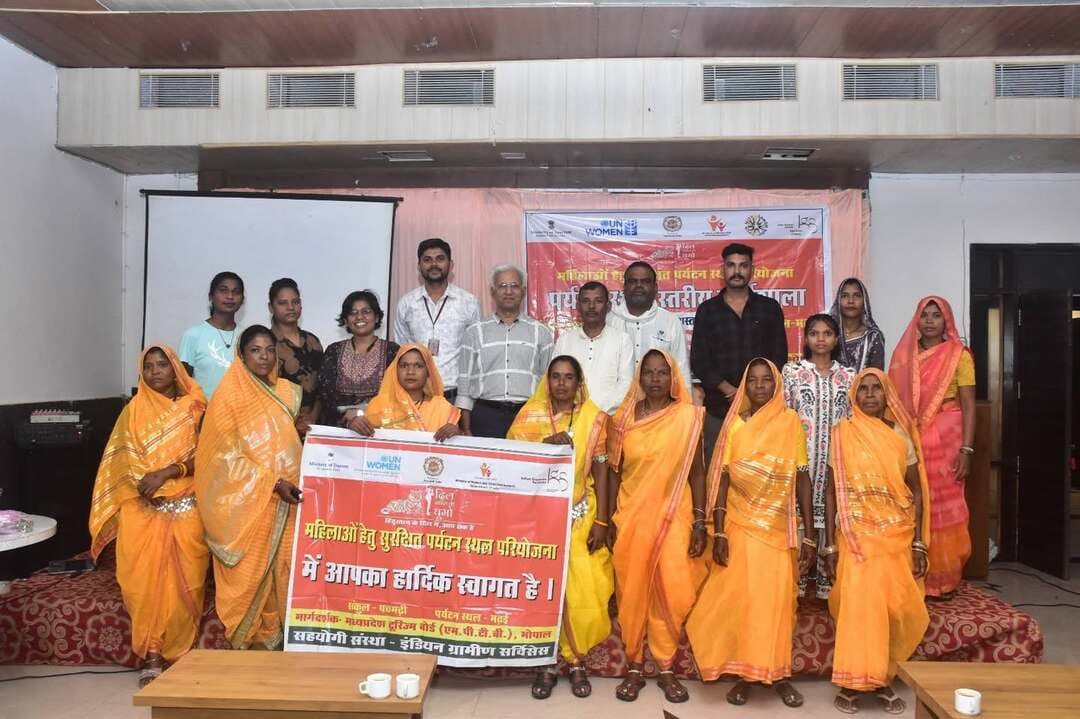 🔹मढ़ई में महिलाओं के सुरक्षित पर्यटन और स्वरोजगार को लेकर कार्यशाला आयोजित
🔹फेडरेशन के माध्यम से महिलाओं को आत्मनिर्भर बनाने पर जोर, पर्यटन सुविधाओं को मजबूत करने की बनाई कार्ययोजना
➡️मध्यप्रदेश टूरिज्म बोर्ड द्वारा संचालित महिलाओं हेतु सुरक्षित पर्यटन स्थल परियोजना के अंतर्गत इंडियन ग्रामीण सर्विसेस के सहयोग से शुक्रवार को वाटिका होटल, सोहागपुर में पर्यटन स्तरीय कार्यशाला आयोजित की गई। कार्यशाला का उद्देश्य मढ़ई एवं पचमढ़ी जैसे प्रमुख पर्यटन स्थलों पर महिलाओं एवं बालिकाओं की भागीदारी बढ़ाने, उन्हें रोजगार एवं स्वरोजगार से जोड़ने तथा पर्यटकों के लिए सुरक्षित एवं अनुकूल वातावरण तैयार करना रहा।
➡️कार्यशाला की अध्यक्षता सोहागपुर एसडीएम डॉ. बविता राठौर ने की। कार्यक्रम में मुख्य अतिथि एवं विशिष्ट अतिथियों का पुष्पगुच्छ से स्वागत किया गया। इंडियन ग्रामीण सर्विसेस की परियोजना प्रबंधक रीना साहू ने परियोजना की जानकारी देते हुए बताया कि मध्यप्रदेश टूरिज्म बोर्ड एवं संस्था के सहयोग से महिलाओं और बालिकाओं को आत्मरक्षा एवं विभिन्न कौशल प्रशिक्षण दिए जा रहे हैं। प्रशिक्षण के बाद उन्हें रोजगार और स्वरोजगार के अवसरों से जोड़ने का प्रयास किया जा रहा है।
कार्यशाला में नवगठित फेडरेशन की भूमिका, उसकी कार्ययोजना तथा महिलाओं को स्थानीय स्तर पर स्वरोजगार से जोड़ने पर विस्तार से चर्चा हुई। फेडरेशन के माध्यम से प्रशिक्षित महिलाओं को आवश्यक सहयोग उपलब्ध कराकर उन्हें आत्मनिर्भर बनाने की दिशा में कार्य किया जाएगा। इससे पर्यटन गतिविधियों में महिलाओं की भागीदारी बढ़ने के साथ पर्यटकों, विशेषकर महिला पर्यटकों के लिए सुरक्षित वातावरण विकसित करने में मदद मिलेगी।
इंडियन ग्रामीण सर्विसेस के महेश प्रजापति ने फेडरेशन एवं टूरिस्ट फैसिलिटी सेंटर (TFC) पचमढ़ी के संचालन की रूपरेखा साझा की। बताया गया कि टीएफसी के माध्यम से पर्यटकों को स्थानीय एमपीटी इकाइयों के साथ निजी होटल, जिप्सी चालक, टूर गाइड, रेस्टोरेंट, पुलिस एवं स्वास्थ्य सहायता तथा स्थानीय स्मृति चिह्न आदि से संबंधित सुविधाओं की जानकारी एक स्थान पर उपलब्ध कराने का प्रयास किया जाएगा।
कार्यशाला में विगत तीन वर्षों में मध्यप्रदेश टूरिज्म बोर्ड एवं इंडियन ग्रामीण सर्विसेस द्वारा महिलाओं और बालिकाओं के लिए किए गए प्रशिक्षण, रोजगार एवं स्वरोजगार संबंधी कार्यों की भी समीक्षा की गई।
एसडीएम डॉ. बविता राठौर ने परियोजना की सराहना करते हुए कहा कि महिलाओं एवं बालिकाओं के सतत विकास, सशक्तिकरण और सुरक्षा के लिए किए जा रहे प्रयास महत्वपूर्ण हैं। उन्होंने फेडरेशन की गतिविधियों को आगे बढ़ाने में विभागीय सहयोग का भरोसा दिलाया।
जिला पर्यटन प्रबंधक मनोज सिंह ठाकुर ने बताया कि मध्यप्रदेश टूरिज्म बोर्ड द्वारा जिला प्रशासन के सहयोग से सुरक्षित पर्यटन को बढ़ावा देने के साथ स्थानीय महिलाओं और बालिकाओं को पर्यटन आधारित रोजगार एवं स्वरोजगार से जोड़ने पर विशेष जोर दिया जा रहा है। मढ़ई और पचमढ़ी जैसे पर्यटन स्थलों पर स्थानीय समुदाय की भागीदारी बढ़ने से पर्यटकों को बेहतर सुविधाएं मिलेंगी और महिलाओं के लिए आत्मनिर्भरता के नए अवसर भी तैयार होंगे।
कार्यशाला में एमपीटी रिसोर्ट मढ़ई के प्रबंधक अधिकारी अभिनव, डॉ. एमके नीखरा, जवाहरलाल नेहरू महाविद्यालय सोहागपुर के प्रतिनिधि, बालिका छात्रावास की सहयोगी प्रबंधक, फेडरेशन टीम, महिला क्लब सदस्य, होमस्टे संचालक परिवार तथा विभिन्न ट्रेड में प्रशिक्षित महिलाएं एवं बालिकाएं उपस्थित रहीं।
#narmadapuram CM Madhya Pradesh Dr Mohan Yadav Jansampark Madhya Pradesh General Administration Department, MP