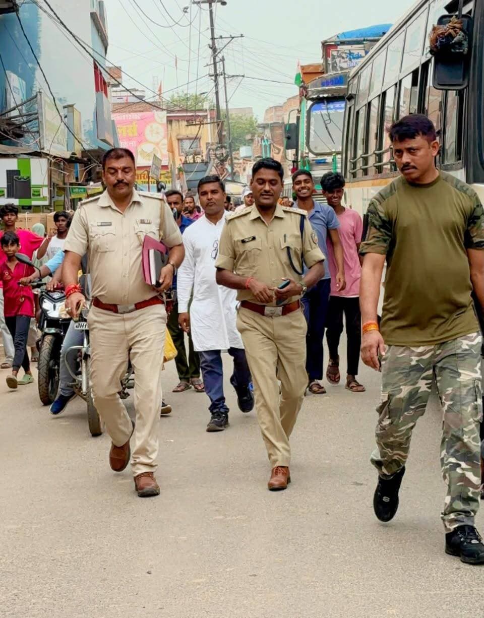 खोरीमहुआ SDPO अमरेंद्र कुमार के 48 घंटे के आश्वासन पर सड़क जाम हटाया गया..!
राखी की मौT मामले में सभी आरोपियों की गिरफ्तारी की मांग को लेकर परिजन और ग्रामीण सड़क पर डटे थे। SDPO अमरेंद्र कुमार के 48 घंटे में कार्रवाई के आश्वासन के बाद जाम हटाया गया।
#apnagiridihnews #GiridihNews #beti #jharkhand #Police