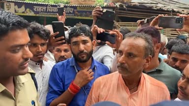 खोरीमहुआ SDPO अमरेंद्र कुमार के 48 घंटे के आश्वासन पर सड़क जाम हटाया गया..!
राखी की मौT मामले में सभी आरोपियों की गिरफ्तारी की मांग को लेकर परिजन और ग्रामीण सड़क पर डटे थे। SDPO अमरेंद्र कुमार के 48 घंटे में कार्रवाई के आश्वासन के बाद जाम हटाया गया।