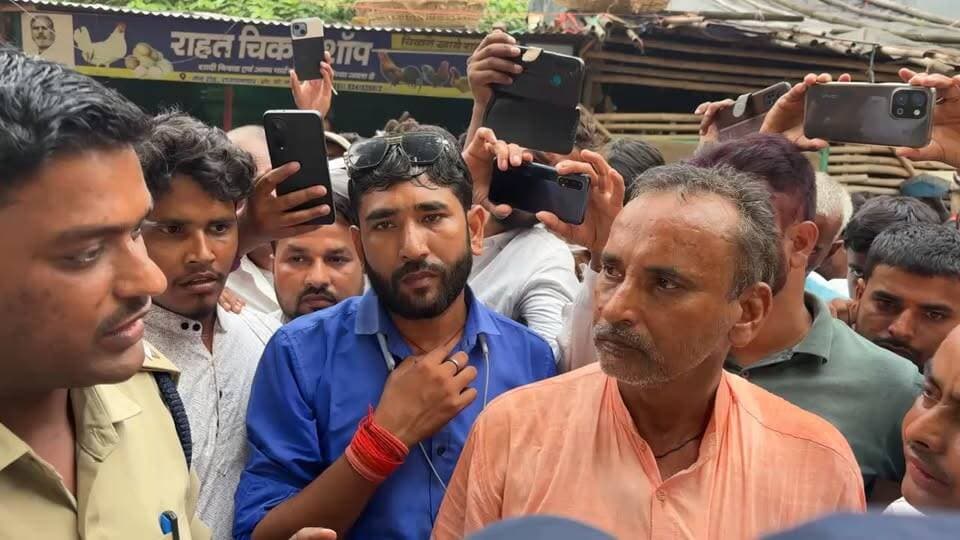 खोरीमहुआ SDPO अमरेंद्र कुमार के 48 घंटे के आश्वासन पर सड़क जाम हटाया गया..!
राखी की मौT मामले में सभी आरोपियों की गिरफ्तारी की मांग को लेकर परिजन और ग्रामीण सड़क पर डटे थे। SDPO अमरेंद्र कुमार के 48 घंटे में कार्रवाई के आश्वासन के बाद जाम हटाया गया।