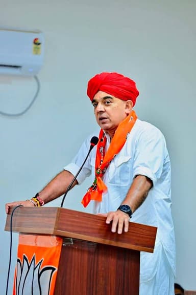 आज बाड़मेर में भाजपा जिला संगठन एवं शहर के प्रबुद्ध कार्यकर्ताओं की महत्वपूर्ण बैठक में सहभागिता की। आगामी नगर परिषद चुनाव एवं आने वाले चुनावों की तैयारियों को लेकर संगठन की रणनीति, कार्ययोजना और जनसंपर्क को लेकर विस्तृत मंथन हुआ।
कार्यकर्ताओं की एकजुटता, संगठन की मजबूती और जनता के अपार विश्वास के साथ आगामी चुनावों में भाजपा की प्रचंड विजय के संकल्प को लेकर सभी ने पूरी ऊर्जा और समर्पण के साथ कार्य करने का निर्णय लिया।
Manvendra Singh Jasol BJP Rajasthan Bhajanlal Sharma CMO Rajasthan