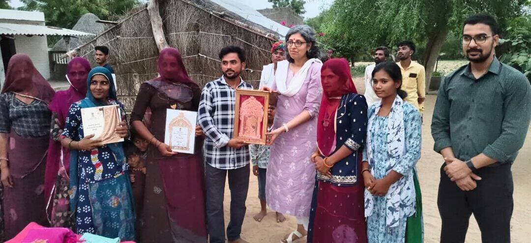 नवीन डिजाइनों के जरिए हस्तशिल्प को मिलेगा प्रोत्साहन
हॉलमार्क,पेटेंट एवं जी आई टैग दिलाने के लिए जिला प्रशासन मदद करेगा l
भौतिक विज्ञान पर आधारित खिलौने देखकर जिला कलक्टर ने की सराहना l
देर शाम तक हस्तशिल्पियों से रूबरू हुए जिला कलक्टर एवं मुख्य कार्यकारी अधिकारी l
बाड़मेर,21 अगस्त l जिला प्रशासन हस्तशिल्पियों को
नवीन डिजाइनों के साथ वृहद स्तर पर मार्केट उपलब्ध करवाने की दिशा में कार्य करेगा l जिला कलक्टर चिन्मयी गोपाल एवं मुख्य कार्यकारी अधिकारी रवि कुमार ने गुरुवार देर शाम तक पट्टू एवं कपड़ा निर्माण करने वाले हस्तशिल्पियों से रूबरू होकर उनका यथासंभव सहयोग का भरोसा दिलाया l उन्होंने कहा कि अब उनके काम की पहचान के साथ उसकी वास्तविक कीमत मिले, इस दिशा में वृहद स्तर पर प्रयास किए जाएंगे l
जिला कलक्टर चिन्मयी गोपाल,मुख्य कार्यकारी अधिकारी रवि कुमार,उद्योग एवं वाणिज्य अधिकारी सही राम एवं इंटेक चैप्टर के यशोवर्धन शर्मा ने गुरुवार रात्रि में भी कई ग्रामीणों के घर पहुंचकर उनकी हस्तशिल्प कला को नजदीक से जाना l नेशनल अवार्डी वरिंगाराम और अन्नाराम के परिवार से मुलाकात कर पटटू बनाने की प्रक्रिया की जानकारी ली। मुख्य कार्यकारी अधिकारी रवि कुमार ने पट्टू निर्माण की प्रक्रिया को बहुत नजदीक से देखा और स्वयं दस्तकार के तौर पर कुछ देर तक बुनाई का कार्य भी किया। उनकी इस भागीदारी से ग्रामीण कारीगर काफी उत्साहित हुए। ग्रामीणों ने बताया कि पटलूम पर मुख्य रूप से पारंपरिक पटटू बनाया जाता है, जबकि फ्रेम लूम पर विभिन्न प्रकार के कपड़ों की बुनाई होती है। चांदाराम ने एप्लिक वर्क वाले कुशन कवर और अन्य आकर्षक उत्पादों के बारे में जानकारी दी। शंकरलाल सुथार के घर पर लकड़ी की नक्काशी के साथ-साथ भौतिक विज्ञान पर आधारित खिलौने भी दिखाए गए। इन वैज्ञानिक सोच वाले खिलौनों को देखकर जिला कलक्टर चिन्मयी गोपाल और मुख्य कार्यकारी अधिकारी रवि कुमार अभिभूत हो गए। जिला प्रशासन की टीम ने देर रात तक ग्रामीणों से हस्तशिल्प उत्पादों एवं मार्केट की संभावना के बारे विस्तार से जानकारी एकत्र की। जिला कलक्टर ने पट्टू एवं कपड़े के मौजूदा डिजाइन के साथ हॉलमार्क, जीआई टैग तथा पेटेंट दिलाने में जिला प्रशासन की ओर से पूर्ण सहयोग का भरोसा दिलाया। उन्होंने कहा कि हस्तशिल्पियों को बाजार की मांग के अनुरूप उत्पादों के निर्माण के लिए प्रशिक्षण दिया जाएगा और उन्हें बेहतर बाजार उपलब्ध करवाने के लिए वृहद स्तर पर प्रयास किए जाएंगे।
ग्रामीण कारीगर जिला प्रशासन की इस अभिनव पहल से बेहद खुश नजर आए। उन्होंने अधिकारियों के घर-घर पहुंचकर उनकी कला को समझने और सहयोग का भरोसा दिलाने की सराहना की। उन्होंने उम्मीद जताई कि यह दौरा स्थानीय हस्तशिल्प कला को संरक्षण देने, कारीगरों को नई पहचान दिलाने और उनकी आजीविका को मजबूत बनाने की दिशा में एक सराहनीय कदम साबित होगा।