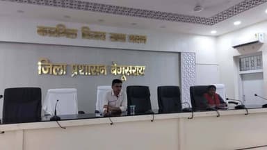 राज्य सरकार के ‘सात निश्चय-3’ के अंतर्गत “सबका सम्मान, जीवन आसान” के लक्ष्य के तहत प्रस्तावित “विद्यार्थी सहयोग शिविर” के सफल संचालन हेतु कारगिल विजय सभा भवन में जिला स्तरीय प्रशिक्षण कार्यक्रम आयोजित किया गया। प्रशिक्षण की अध्यक्षता प्रभारी जिला पदाधिकारी सह उप विकास आयुक्त श्री आकाश चौधरी ने की।
प्रशिक्षण में चिह्नित विद्यालयों एवं महाविद्यालयों के प्राचार्य एवं नोडल पदाधिकारियों को विद्यार्थी सहयोग शिविर पोर्टल पर संस्थान एवं विद्यार्थियों के पंजीकरण, शिकायत/सुझाव दर्ज करने, संबंधित विभाग को अग्रसारित करने तथा ऑनलाइन निष्पादन की प्रक्रिया की जानकारी दी गई।
उल्लेखनीय है कि प्रत्येक माह के चतुर्थ मंगलवार को विद्यार्थी सहयोग शिविर आयोजित किया जाएगा। विद्यार्थियों की शैक्षणिक, आधारभूत, छात्रावास एवं संस्थागत समस्याओं का गुणवत्तापूर्ण निस्तारण 30 दिनों के भीतर सुनिश्चित किया जाएगा।
IPRD Bihar
#easeofliving
#begusarai