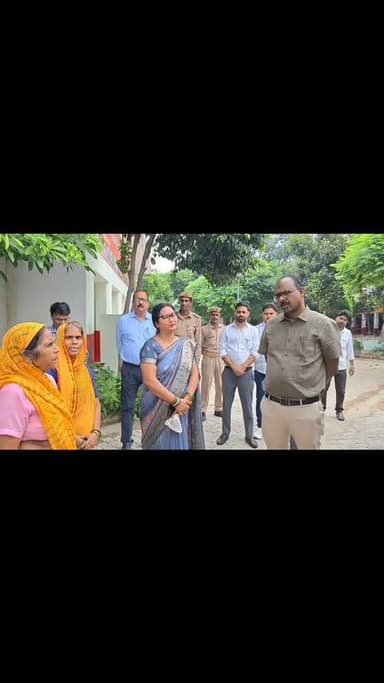 फिरोजाबाद जिलाधिकारी संतोष कुमार शर्मा बने शिक्षक, क्लासरूम में बच्चों से किया सीधा संवाद _
जिलाधिकारी संतोष कुमार शर्मा आज अलग अंदाज में नजर आए।
उच्च प्राथमिक विद्यालय दाखिनारा में DM साहब खुद शिक्षक बनकर क्लास में पहुंचे, छोटे बच्चों से रंगों-जानवरों के नाम पूछे और कक्षा 7-8 के बच्चों से महापुरुषों के चित्रों पर सवाल किए। बच्चों के सटीक जवाब पर DM खुश हुए।
इसके बाद प्राथमिक विद्यालय बिदरखा पहुंचे DM ने बच्चों से किताब पढ़वाई, ब्लैकबोर्ड पर गणित-GK के सवाल पूछे।
यहां शिक्षण स्तर खराब मिलने और किचन में Fire Extinguisher चलाना स्टाफ को न आने पर DM ने कड़ी नाराजगी जताई और कहा - बच्चों के भविष्य, स्वच्छता और सुरक्षा में लापरवाही बर्दाश्त नहीं होगी।
#Firozabad #DM_SantoshKumarSharma #FirozabadDM #SchoolInspection #FirozabadNews #ViralReels #fypシ゚viralシ #foryouシ #trendingvideo #UPNews #DDM_News #fbreels
@followers @highlight