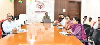 फिरोजाबाद चीनी की कालाबाजारी रोकने को DM ने बनाई त्रि-विभागीय टीम,गोदामों का होगा औचक सत्यापन
फिरोजाबाद। जिला खाद्य विपणन अधिकारी विजयेता सिंह ने बताया कि जिलाधिकारी द्वारा जनपद में चीनी के मूल्यों में कृत्रिम बढ़ोत्तरी, जमाखोरी एवं कालाबाजारी को रोकने के लिए सख्त निर्देश दिए गए हैं।
इसके लिए राज्य वस्तु एवं सेवा कर विभाग, खाद्य एवं नागरिक आपूर्ति विभाग तथा राज्य कृषि उत्पादन मंडी परिषद के अधिकारियों व निरीक्षकों को शामिल करते हुए एक त्रि-विभागीय संयुक्त सघन जांच टीम गठित की गई है।
- प्रशासन द्वारा जनपद के समस्त चीनी थोक विक्रेताओं एवं डीलरों की अद्यतन सूची तैयार कराई जा रही है।
- गठित टीम द्वारा सभी थोक विक्रेताओं एवं उनके भण्डारण गृहों का औचक भौतिक सत्यापन कराया जाएगा।
- सत्यापन के दौरान वास्तविक स्टॉक, खरीद-बिक्री रजिस्टर तथा भारत सरकार के पोर्टल पर दर्ज विवरण का मिलान किया जाएगा।
- यदि कोई थोक विक्रेता निर्धारित सीमा से अधिक स्टॉक, पोर्टल पर गलत जानकारी या दामों में अनुचित बढ़ोत्तरी व जमाखोरी करता पाया गया, तो आवश्यक वस्तु अधिनियम (Essential Commodities Act) व अन्य प्रासंगिक धाराओं में कठोरतम कार्रवाई की जाएगी।
#Firozabad #DM_Firozabad #DFMO #VijayetaSingh #Sugar #Jamakhori #EssentialCommoditiesAct #DDM_News @highlight