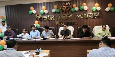 "फिरोजाबाद मत्स्य योजनाओं को लेकर CDO की अध्यक्षता में हुई बैठक"
फिरोजाबाद। जनपद में वर्ष 2026-27 के लिए मत्स्य विभाग की योजनाओं मुख्यमंत्री मत्स्य सम्पदा योजना और मत्स्य पालक कल्याण कोष के तहत जिला स्तरीय समिति की बैठक विकास भवन सभागार में CDO की अध्यक्षता में हुई।
बैठक में सहायक निदेशक मत्स्य ने योजनाओं - मछली विक्रय हेतु मोपेड विद आइस बॉक्स, मोती संवर्धन और निषादराज बोट योजना के बारे में जानकारी दी। पोर्टल पर 08 जून से 10 अगस्त 2026 तक आए आवेदनों में पात्रों के चयन और अपात्रों के निरस्तीकरण पर समिति की संस्तुति ली गई।
CDO ने सभी बैंकों को मत्स्य विभाग के KCC आवेदनों को प्राथमिकता पर निस्तारित करने के निर्देश दिए।
बैठक में सिटी मजिस्ट्रेट, उप निदेशक मत्स्य, उप निदेशक कृषि, कोषाधिकारी, लघु सिंचाई, नलकूप, LDM, KVK वैज्ञानिक, प्रगतिशील मत्स्य पालक नरेश कुमार, सुरेश चंद्रा सहित अधिकारी मौजूद रहे।
#Firozabad #MatsyaVibhag #CDO #DDM_News @highlight