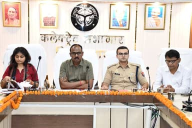 "फिरोजाबाद DM-SSP ने की पीस कमेटी की बैठक, त्योहारों पर भाईचारे की अपील"
फिरोजाबाद DM-SSP ने ली शांति समिति की बैठक, त्योहारों को लेकर दिए सख्त निर्देश
फिरोजाबाद। कलेक्ट्रेट सभागार में जिलाधिकारी संतोष कुमार शर्मा की अध्यक्षता और एसएसपी आदित्य लांग्हे की मौजूदगी में पीस कमेटी की बैठक हुई। जिसमें सभी धर्मगुरु, पीस कमेटी सदस्य और अधिकारी मौजूद रहे।
DM के निर्देश -
- आगामी पर्व बारहवफात, जन्माष्टमी, रक्षाबंधन, जैन पर्युषण और सावन के अंतिम सोमवार पर भाईचारे से त्योहार मनाने की अपील।
- जुलूस में झंडों की ऊंचाई सीमित रखने और लोहे/मेटल के पाइप-रॉड का प्रयोग न करने के निर्देश।
- DJ की ऊंचाई का विशेष ध्यान रखने को कहा।
- 25-26 अगस्त के जलसों के लिए प्रशासन से पूर्व अनुमति लेना अनिवार्य।
SSP ने कहा -
टूंडला व थाना रसूलपुर/शहर क्षेत्र के बड़े जुलूस आयोजक अपने वालंटियर्स की लिस्ट और ID कार्ड नंबर थाने में जमा कराएं। जुलूस मार्गों का पहले से निरीक्षण होगा और संवेदनशील इलाकों में ड्रोन कैमरों से निगरानी की जाएगी। जन्माष्टमी पर मंदिरों में सुरक्षा, बिजली और सफाई के पुख्ता इंतजाम होंगे।
#Firozabad #PeaceCommittee #DMSSP #DDM_News @highlight