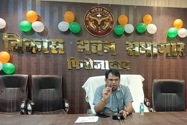 "फिरोजाबाद: कृषि यंत्रों के लिए ई-लॉटरी से 62 किसानों का चयन"
---
फिरोजाबाद। कृषि विभाग की सब मिशन ऑन एग्रीकल्चर मैकेनाइजेशन योजना के तहत अनुदान पर कृषि यंत्र देने के लिए आज 21 अगस्त को जिलाधिकारी की अध्यक्षता में गठित जिला स्तरीय समिति के सामने ई-लॉटरी निकाली गई।
पूरी प्रक्रिया पारदर्शिता के साथ किसानों की मौजूदगी में सम्पन्न हुई। ई-लॉटरी में कुल 62 किसानों का चयन विभिन्न कृषि यंत्रों के लिए किया गया।
प्रमुख चयनित - पुष्पेन्द्र कुमार को कस्टम हायरिंग सेंटर (30 लाख) ब्लॉक अरांव, रामगोपाल को कस्टम हायरिंग सेंटर (10 लाख) ब्लॉक एका, कुंवरपाल को कृषि ड्रोन ब्लॉक एका, अवनीश कुमार को ऑयल मिल विद फिल्टर प्रेस ब्लॉक शिकोहाबाद सहित अन्य।
चयनित किसानों को SMS के जरिए सूचना भेज दी गई है। तय समय में यंत्र खरीदने के बाद अनुदान राशि DBT के माध्यम से उनके खाते में भेजी जाएगी।
इस दौरान उप कृषि निदेशक सत्येन्द्र प्रताप सिंह व विभागीय कर्मचारी मौजूद रहे।
#Firozabad #KrishiVibhag #ELottery #DDM_News @highlight