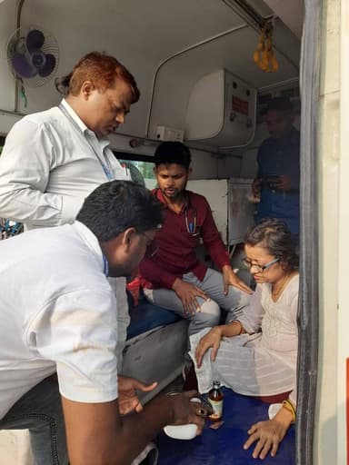 मऊ रेलवे स्टेशन पर महिला यात्री की बिगड़ी तबीयत, रेलवे डॉक्टर ने दिया प्राथमिक उपचार
प्रयागराज छिवकी से गोरखपुर जा रही ट्रेन संख्या 19489 में सवार 55 वर्षीय महिला यात्री श्रीमती अल्पना सहाय की मऊ रेलवे स्टेशन पर अचानक तबीयत बिगड़ गई। हार्ट संबंधी समस्या की सूचना पर रेलवे डॉक्टर डॉ. पुनीत राव को तत्काल बुलाया गया। डॉक्टर ने प्राथमिक जांच और उपचार के बाद महिला यात्री को एंबुलेंस से जिला अस्पताल भेजवाया। महिला का सामान आरपीएफ मऊ पोस्ट पर सुरक्षित रखवाया गया और परिजनों को सूचना दे दी गई।