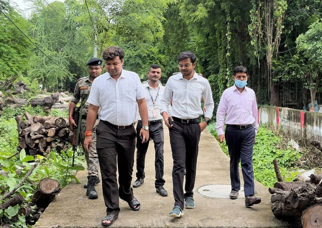 सासाराम शहर में नागरिक सुविधाओं और हरित क्षेत्र को बढ़ावा देने के लिए छोटे-छोटे पार्क विकसित किए जाएंगे। शुक्रवार को डीएम दीपक कुमार मिश्रा एवं डीएफओ स्टालिन फिडल कुमार के. ने संभावित स्थलों का स्थलीय निरीक्षण किया। वहीं, शेरशाह सूरी मकबरा स्थित हिरण पार्क को सुबह के साथ शाम में भी खोलने की तैयारी है। इसके लिए एएसआई से समन्वय कर अनुमति लेने की पहल की जाएगी।
<nis:link nis:type=tag nis:id=rohtasnews nis:value=rohtasnews nis:enabled=true nis:link/> <nis:link nis:type=tag nis:id=rohtasdistrict nis:value=rohtasdistrict nis:enabled=true nis:link/>