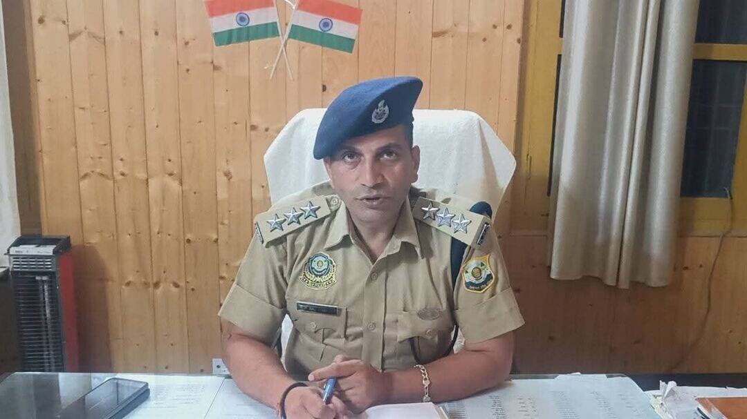 बंजार के नय डीएसपी राजकुमार पदभार संभालते हुए