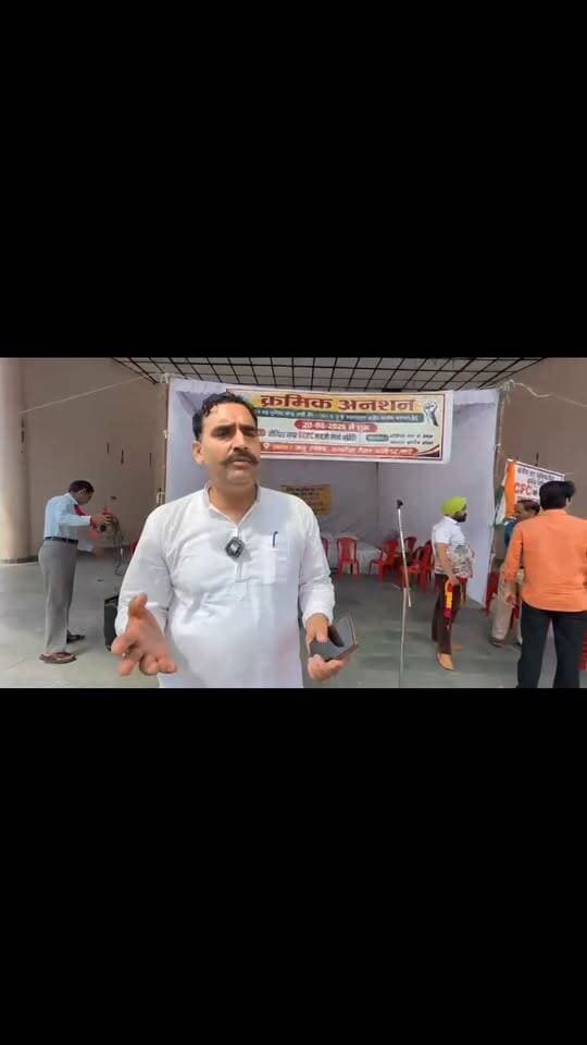 क्रमिक अनशन दूसरे दिन भी जारी : गुरु शरण परमार
जोगिंदर नगर/उमेश कुमार
आज दिनांक 21-08-2026 को पहले दिन अनशन पर बैठे प्रतिनिधियों क्षेत्रीय सह सुविधा केंद्र जोगिंदर नगर (RCFC) बचाओ संघर्ष समिति अध्यक्ष गुरु शरण परमार, जिला परिषद भड़वाड़ा कुशाल भारद्वाज, एक्स. सर्विसमैन लीग जोगिंदर नगर से रूप सिंह ठाकुर, रोटरी क्लब से अजय ठाकुर ने अपना एक दिवसीय अनशन पूरा किया और अपनी अनशन माला को अगले दिन के लिए बैठने वाले प्रतिनिधियों को पहना कर दूसरे दिन की शुरुआत की l दूसरे दिन पूर्व नगर परिषद, जोगिंदर नगर कांग्रेस उपाध्यक्ष प्यार सिंह ठाकुर, सेवानिवृत ऐक्सीयन विद्युत विभाग कृपाल सिंह, एस. डी. ओ. ब्रिज गोपाल अवस्थी, सिख वेलफेयर एसोसिएशन हिमाचल प्रदेश अध्यक्ष दमनदीप सिंह ने अनशन का मोर्चा संभाला l चारों संघर्ष समिति के अनशनकारियों ने एक स्वर में कहा कि हम यह संस्थान जोगिंदर नगर से कहीं भी नहीं जाने देंगे l वहीं समिति अध्यक्ष गुरु शरण परमार ने कल और आज अनशन पर बैठने वाले समाजसेवीयों का इस सहयोग के लिए धन्यवाद किया और समस्त जोगिंदर नगर वासियों का भी बढ़ चढ़ कर सहयोग का हाथ बढ़ाने के लिए आभार जताया और आगामी 25 अगस्त की रोष रैली में भी सब से रामलीला मैदान जोगिंदर नगर आने और इस मुहिम को धार देकर षड़यंत्रकारियों को आइना दिखाने में समिति का सहयोग करने की अपील की है l