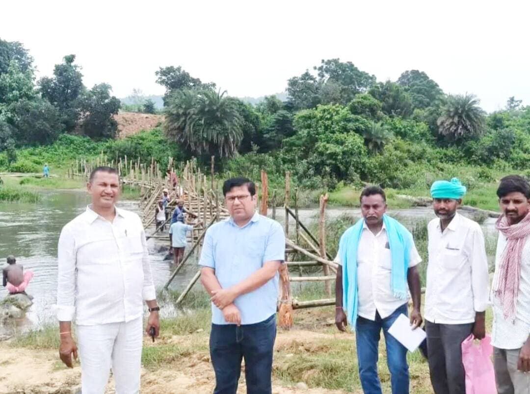 जमुई के जतहर घाट पर पुल निर्माण की उम्मीद जगी, BDO ने किया औचक निरीक्षण
खैरा प्रखंड स्थित क्यूट नदी के जतहर–सोखो घाट पर पुल निर्माण की मांग को लेकर आज प्रखंड विकास पदाधिकारी (BDO) शेखर सुमन ने औचक निरीक्षण किया। BDO के अचानक घाट पर पहुंचने से ग्रामीणों में पुल निर्माण को लेकर उम्मीद जगी है।
निरीक्षण के दौरान BDO ने मौके पर मौजूद ग्रामीणों से नदी पार करने में होने वाली परेशानियों की जानकारी ली। ग्रामीणों ने बताया कि बरसात के दिनों में किऊल नदी का जलस्तर बढ़ जाने से बच्चों की पढ़ाई प्रभावित होती है। सोखो स्थित स्कूल तक पहुंचने में बच्चों को काफी परेशानी होती है।
ग्रामीणों ने बताया कि गांव में किसी व्यक्ति के बीमार पड़ने पर उसे इलाज के लिए खैरा या जमुई अस्पताल ले जाना भी मुश्किल हो जाता है। नदी पर स्थायी पुल बनने से आसपास के कई गांवों के लोगों को बड़ी राहत मिलेगी।
ग्रामीणों ने BDO से जल्द पुल निर्माण की दिशा में पहल करने की मांग की। निरीक्षण के बाद ग्रामीणों में उम्मीद जगी है कि वर्षों पुरानी इस समस्या का अब समाधान हो सकता है।
<nis:link nis:type=tag nis:id=jatharghat nis:value=JatHarGhat nis:enabled=true nis:link/> <nis:link nis:type=tag nis:id=khaira nis:value=Khaira nis:enabled=true nis:link/> <nis:link nis:type=tag nis:id=jamui nis:value=Jamui nis:enabled=true nis:link/> <nis:link nis:type=tag nis:id=bridgeconstruction nis:value=BridgeConstruction nis:enabled=true nis:link/> <nis:link nis:type=tag nis:id=ruraldevelopment nis:value=RuralDevelopment nis:enabled=true nis:link/> <nis:link nis:type=tag nis:id=apnajamui nis:value=apnajamui nis:enabled=true nis:link/>