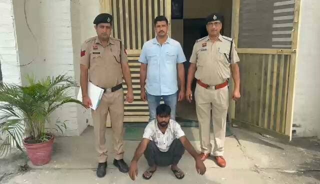 पानीपत पुलिस
21 अगस्त 2026
*देसी पिस्तौल सहित आरोपी गिरफ्तार, आरोपी का पहले भी आपराधिक रिकॉर्ड*
पानीपत, 21 अगस्त ( ) सीआईए टू पुलिस ने सेक्टर-18 गंदा नाला पुलिया के पास एक युवक को अवैध देसी पिस्तौल के साथ गिरफ्तार किया। आरोपी की पहचान हरिसिंह कॉलोनी, विजय नगर निवासी शुभम उर्फ सुबा के रूप में हुई है।
सीआईए टू प्रभारी सब इंस्पेक्टर अनिल पवार ने बताया कि पूछताछ में आरोपी ने पुलिस को बताया कि उसको अवैध हथियार रखने का शौक है। वह हथियार रखने का शौक पूरा करने के लिए कुछ महीने पहले यूपी के मुजफ्फरनगर बाईपास पर मिले एक युवक से 2100 रुपये में देसी पिस्तौल खरीदकर लाया था। बाद में वह अवैध पिस्तौल को साथ लेकर चलने लगा। थाना सेक्टर 13/17 में आर्म्स एक्ट के तहत अभियोग दर्ज कर पुलिस ने शुक्रवार को आरोपी शुभम उर्फ सुबा को माननीय न्यायालय में पेश किया जहां से उसे 1 दिन के पुलिस रिमांड पर लिया गया। रिमांड के दौरान पुलिस आरोपी से गहनता से पूछताछ करने के साथ ही असला सप्लायर के ठिकानों का पता लगाकर उसे काबू करने का प्रयास करेगी।
प्रभारी सब इंस्पेक्टर अनिल पवार ने बताया कि सीआईए टू की एक टीम वीरवार शाम को गश्त व जांच-पड़ताल के दौरान सेक्टर-18 में गंदा नाला पुलिया पर थी। टीम को इसी दौरान निजामपुर पुल की ओर से एक संदिग्ध युवक आता हुआ दिखाई दिया। युवक पुलिस टीम को देखकर एकदम से वापस मुड़कर भागने का प्रयास करने लगा। पुलिस टीम ने तत्परता से कार्रवाई करते हुए कुछ कदमों पर ही युवक को काबू किया। पूछताछ में उसने अपनी पहचान शुभम उर्फ सुबा पुत्र लोकिन निवासी हरिसिंह कॉलोनी, विजय नगर के रूप में बताई। तलाशी लेने पर उसकी पहनी हुई पेंट की जेब से एक देसी पिस्तौल बरामद हुआ। पिस्तौल को खोलकर देखा तो वह अनलोड मिला।
आरोपी शुभम उर्फ सुबा का पहले भी आपराधिक रिकॉर्ड होना पाया गया है। आरोपी के खिलाफ मारपीट व आर्म्स एक्ट के 3 मामले दर्ज हैं। आरोपी वर्ष 2021 में जेल से बेल पर बाहर आया था।