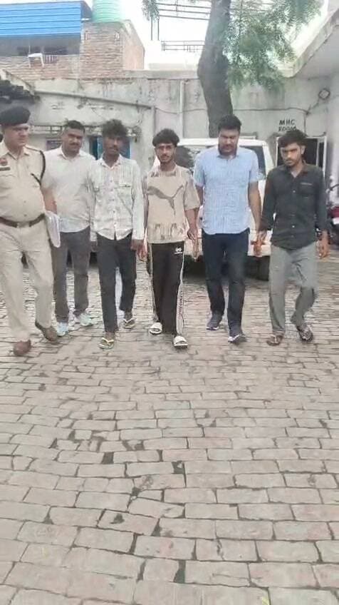 पानीपत पुलिस
21 अगस्त 2026
*लूट की वारदात में शामिल तीन और आरोपी गिरफ्तार*
पानीपत, 21 अगस्त ( ) सीआईए थ्री पुलिस ने खोतपुरा चौक पर बाइक से घर लौट रहे युवक से मारपीट कर मोबाइल लूटने की वारदात में शामिल तीन और आरोपियों को वीरवार शाम को गिरफ्तार किया। आरोपियों की पहचान गांव गढ़ सरनाई निवासी रजनीकांत उर्फ काला, बादल व लखन के रूप में हुई है।
सीआईए थ्री प्रभारी सब इंस्पेक्टर सुभाष ने बताया कि पूछताछ में तीनों आरोपियों ने मामले में पहले गिरफ्तार हो चुके अपने दो साथी आरोपियों गढ़ सरनाई निवासी विकास व चमन तथा फरार अन्य कई साथी आरोपियों के साथ मिलकर उक्त वारदात को अंजाम देना स्वीकार किया। पुलिस ने आरोपियों के कब्जे से वारदात में प्रयुक्त बाइक बरामद कर शुक्रवार को पूछताछ के बाद तीनों आरोपियों को माननीय न्यायालय में पेश किया जहां से उन्हें न्यायिक हिरासत में जेल भेज दिया गया।
मामले में पहले गिरफ्तार हो चुके आरोपी विकास और चमन के कब्जे से वारदात में प्रयुक्त बाइक, एक डंडा और लूटा गया मोबाइल फोन बरामद कर दोनों आरोपियों को जेल भेजा जा चुका है। पूछताछ में दोनों आरोपियों ने पुलिस को बताया था कि उन दोनों ने व फरार उनके साथी आरोपियों के साथ मिलकर शॉर्टकट तरीके से पैसे कमाने के लिए लूट की उक्त वारदात को अंजाम दिया था।
*यह है मामला;*
थाना सेक्टर 13/17 में खोतपुरा गांव निवासी मोहित पुत्र सुरजीत ने पुलिस को दी शिकायत में बताया था कि वह बिल्डिंग मैटेरियल का काम करता है। 13 जून की रात करीब 10 बजे वह बाइक पर सवार होकर घर लौट रहा था। जब वह खोतपुरा चैक पर पहुंचा तो तीन-चार बाइकों पर सवार होकर आए युवकों ने उसका रास्ता रोक लिया और डंडों से हमला कर उसके साथ मारपीट की। आरोपियों ने उससे एप्पल का मोबाइल फोन छीन लिया और मौके से फरार हो गए। वारदात को अंजाम देने वालों में गढ़ सरनाई निवासी विकास पुत्र राजेंद्र, चमन पुत्र सादिन, राजेंद्र, काला, लखन और उनके पांच-छह अन्य साथी शामिल थे। थाना सेक्टर 13/17 में मोहित की शिकायत पर अभियोग दर्ज कर पुलिस ने मामले की जांच और आरोपियों की धरपकड़ शुरू कर दी थी।