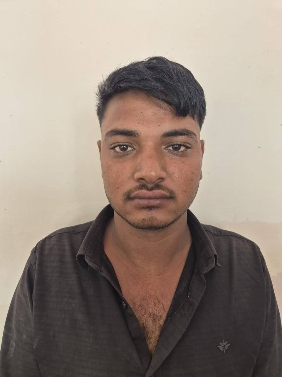 सब्जी की खाली कैरेट की आड़ में डोडा पोस्त तस्करी का भंडाफोड़, 2 तस्कर गिरफ्तार
नसीराबाद। जिला स्पेशल टीम अजमेर और पुलिस थाना नसीराबाद सदर ने संयुक्त कार्रवाई करते हुए सब्जी की खाली कैरेट की आड़ में डोडा पोस्त की तस्करी का भंडाफोड़ किया है। पुलिस ने कार्रवाई के दौरान 1 क्विंटल 86.03 किलोग्राम अवैध डोडा पोस्त बरामद कर दो तस्करों को गिरफ्तार किया है। जब्त डोडा पोस्त की अनुमानित कीमत करीब 10 लाख रुपये बताई गई है। साथ ही तस्करी में इस्तेमाल एक पिकअप वाहन (आरजे 06 जीडी 2028) भी जब्त किया गया है।
पुलिस के अनुसार, डीएसटी प्रभारी शंकर सिंह रावत को 20 अगस्त को मुखबिर से सूचना मिली थी कि एक पिकअप वाहन में सब्जी की खाली कैरेट की आड़ में बड़ी मात्रा में डोडा पोस्त लाया जा रहा है। सूचना के आधार पर डीएसटी ने नाकाबंदी कर संदिग्ध पिकअप को रुकवाया। वाहन में दो व्यक्ति सवार मिले।
पूछताछ में चालक ने अपना नाम हरिलाल जाट पुत्र मांगीलाल जाट, उम्र 23 वर्ष, निवासी बलिया, थाना बदनियावास, भीलवाड़ा बताया, जबकि दूसरे व्यक्ति ने अपना नाम रामस्वरूप जाट पुत्र भंवरलाल जाट, उम्र 23 वर्ष, निवासी बलिया, थाना बदनियावास, भीलवाड़ा बताया।
पुलिस ने वाहन की तलाशी ली तो सब्जी की खाली कैरेट के नीचे तिरपाल लगा हुआ मिला। तिरपाल हटाकर जांच करने पर अलग-अलग रंग के कट्टों में डोडा पोस्त भरा हुआ मिला। वजन करने पर कुल 1 क्विंटल 86.03 किलोग्राम डोडा पोस्त बरामद हुआ।
पुलिस थाना नसीराबाद सदर में प्रकरण संख्या 318/2026, धारा 8/15 एनडीपीएस एक्ट के तहत मामला दर्ज कर दोनों आरोपियों को गिरफ्तार किया गया है। पुलिस अब आरोपियों से मादक पदार्थ की खरीद-फरोख्त और सप्लाई नेटवर्क के संबंध में पूछताछ कर रही है।