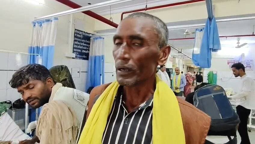चित्रकूट पहाड़ी के सिकरिया गांव में बंदर भागते समय तीन सेट में उतर रहे करंट की चपेट में आने से 11 वर्षी बालक झुलसा जिला अस्पताल रेफर। मामला चित्रकूट जनपद के पहाड़ी थाना क्षेत्र के सिकरिया गांव का आज शुक्रवार की सुबह लगभग 10:00 बजे का है जहां करंट की चपेट में आने से 11 वर्षी बालक के झुलस गया 11 वर्षी बालक दीपक पुत्र राम विशाल के परिजनों ने बताया कि दीपक अपने घर में लगे टीन शेड के ऊपर बैठे बंदरों को भगा रहा था तभी तीन सेड में बिजली की तार टच होने पर टीन सेड में करंट उतर रहा था बंदर भागते समय दीपक ने तीन सेट को छू लिया जिससे उसे करंट लग गया और वह गंभीर रूप से झुलस गया वही परिजन किसी तरह से दीपक को करंट से छुड़ाकर पहाड़ी सामुदायिक स्वास्थ्य केंद्र लेकर पहुंचे हैं जहां से दीपक को जिला अस्पताल रेफर किया गयाnहै