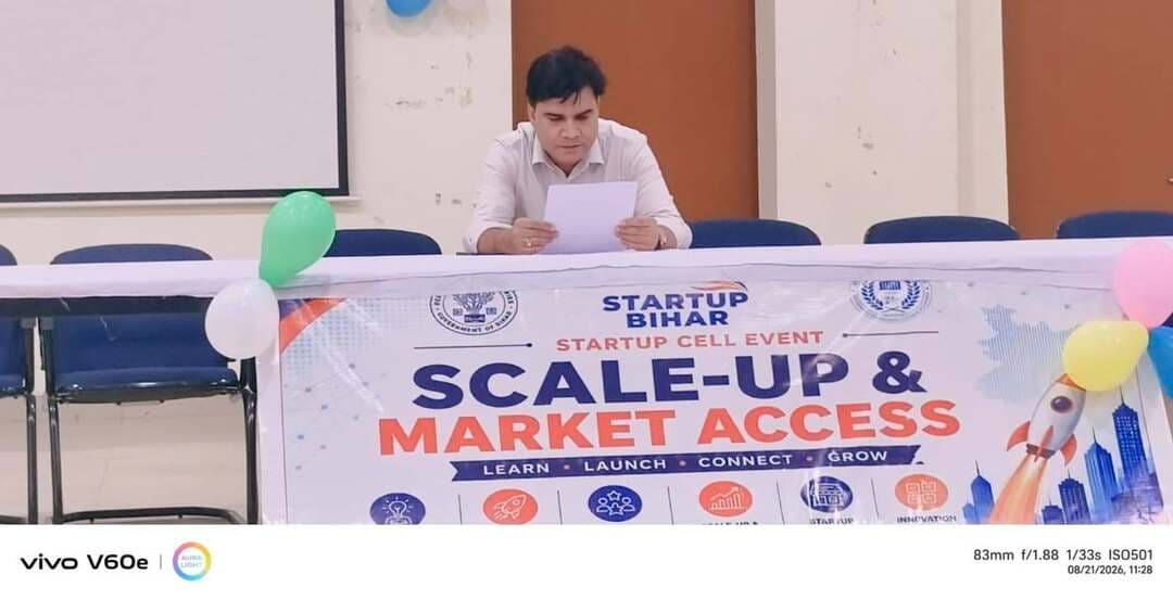 स्टार्टअप को बाजार तक पहुंचाने के गुर सीख रहे युवा, 375 प्रतिभागियों ने लिया प्रशिक्षण
जहानाबाद। जिला पदाधिकारी श्रीमती छिरिङ वाई भूटिया के निर्देश पर शुक्रवार को हुलासगंज स्थित राजकीय अभियंत्रण महाविद्यालय, जहानाबाद में स्टार्टअप सेल की ओर से “Scale-Up & Market Access” कार्यक्रम आयोजित किया गया। कार्यक्रम में अपर समाहर्ता, विभागीय जांच विनय कुमार सिंह ने भाग लिया। बिहार सरकार के उद्योग विभाग के अंतर्गत Startup Bihar के दिशा-निर्देश एवं जिला उद्योग केंद्र के सहयोग से आयोजित कार्यक्रम में करीब 375 विद्यार्थियों, नवाचारकर्ताओं एवं भावी उद्यमियों ने भाग लिया।
कार्यक्रम का उद्देश्य युवाओं को उद्यमिता, नवाचार, बाजार तक पहुंच, उत्पाद विकास तथा स्टार्टअप के विस्तार से जुड़े व्यावहारिक पहलुओं की जानकारी देना था। कार्यक्रम को संबोधित करते हुए अपर समाहर्ता विनय कुमार सिंह ने कहा कि युवाओं में नवाचार, उद्यमिता और स्वरोजगार की अपार संभावनाएं हैं। उन्होंने स्थानीय संसाधनों एवं स्थानीय समस्याओं पर आधारित नवाचार विकसित करने पर जोर दिया।
उन्होंने कहा कि किसी भी उत्पाद की गुणवत्ता के साथ उसकी मार्केटिंग और ब्रांडिंग भी महत्वपूर्ण है। युवाओं को छोटे स्तर से शुरुआत कर अपने उद्यम को बड़े बाजार तक पहुंचाने का प्रयास करना चाहिए। ऐसे कार्यक्रम विद्यार्थियों और नव उद्यमियों को उद्योग जगत से जोड़ने में महत्वपूर्ण भूमिका निभाते हैं। उन्होंने युवाओं को “Start Local, Scale Global” की दिशा में आगे बढ़ने का आह्वान किया।
कार्यक्रम में जिला उद्योग केंद्र के चंद्रेश्वर राम एवं एमएसएमई मित्र रितेश कुमार समेत अन्य प्रतिनिधियों ने बिहार सरकार एवं उद्योग विभाग की विभिन्न प्रोत्साहन योजनाओं की जानकारी दी। व्यवसाय के विस्तार और बाजार तक पहुंच बनाने के लिए आवश्यक रणनीतियों पर भी चर्चा की गई।
कार्यक्रम का प्रमुख आकर्षण महाविद्यालय के स्टार्टअप सेल से जुड़े विभिन्न स्टार्टअप्स एवं उनके संस्थापकों द्वारा उत्पादों और डिजिटल प्लेटफॉर्म का प्रदर्शन रहा। Menstro Care ने अपना नया पोर्टल लॉन्च किया। वहीं राहुल कुमार ने अपनी स्टार्टअप यात्रा साझा करते हुए BOQ वेब पोर्टल लॉन्च किया। Hariyali Cart की ओर से तकनीकी अनुभव एवं बाजार तक पहुंच बनाने की रणनीति साझा की गई, जबकि Starch Link ने आलू से निर्मित स्टार्च आधारित उत्पाद का प्रदर्शन किया।
कार्यक्रम में बाजार की समझ, उत्पाद विकास, मार्केटिंग, ब्रांडिंग, नेटवर्किंग और व्यवसाय को लगातार सीखते हुए आगे बढ़ाने पर विशेष जोर दिया गया। विद्यार्थियों एवं नव उद्यमियों ने स्टार्टअप स्थापना, मार्केटिंग और ब्रांडिंग से जुड़े सवाल पूछे, जिनका विशेषज्ञों ने समाधान किया।
कार्यक्रम के माध्यम से जिले के युवाओं में उद्यमिता एवं नवाचार को बढ़ावा देने तथा “Start Local, Scale Global” की अवधारणा को धरातल पर उतारने की दिशा में महत्वपूर्ण पहल की गई।