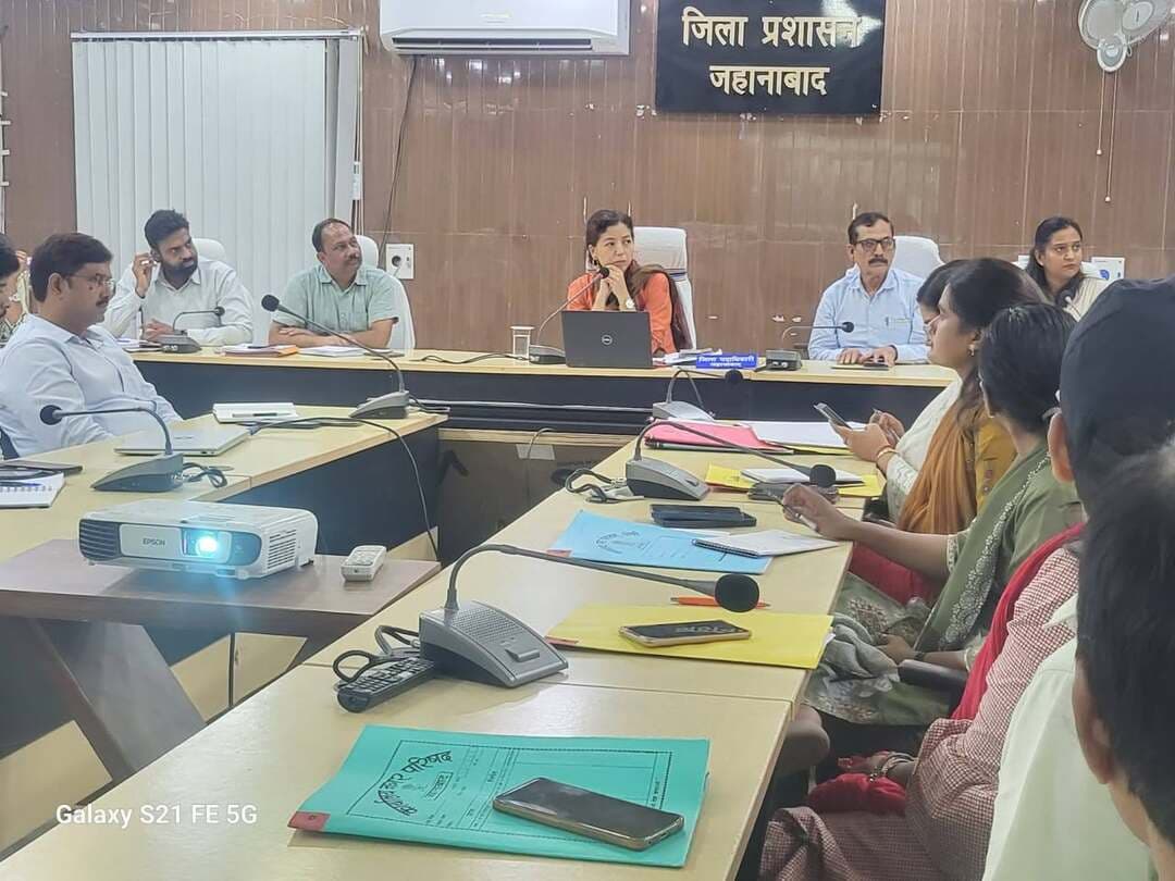 3,559 आवेदन के बावजूद धीमी रफ्तार पर डीएम सख्त, मिशन मोड में सोलर रूफटॉप लगाने का निर्देश
जहानाबाद। प्रधानमंत्री सूर्यघर मुफ्त बिजली योजना के प्रभावी एवं त्वरित क्रियान्वयन को लेकर शुक्रवार को समाहरणालय में जिला पदाधिकारी श्रीमती छिरिङ वाई भूटिया की अध्यक्षता में समीक्षा बैठक हुई। बैठक में योजना के तहत प्राप्त आवेदनों, ऋण स्वीकृति एवं वितरण, सोलर रूफटॉप स्थापना तथा वेंडरवार प्रगति की समीक्षा की गई।
बताया गया कि जिले में अब तक करीब 3,559 आवेदन पोर्टल पर ऑनलाइन किए जा चुके हैं। डीएम ने आवेदन की संख्या बढ़ाने के लिए सभी संबंधित पदाधिकारियों को मिशन मोड में काम करने तथा अधिक से अधिक पात्र उपभोक्ताओं को योजना से जोड़ने का निर्देश दिया।
डीएम ने विद्युत विभाग के सभी कनीय अभियंताओं को अपने-अपने क्षेत्र में ऐसे उपभोक्ताओं को चिह्नित करने को कहा, जिनकी मासिक बिजली खपत 300 यूनिट से अधिक है। उन्होंने ऐसे उपभोक्ताओं से व्यक्तिगत एवं घर-घर संपर्क कर योजना के लाभों की जानकारी देने, सोलर रूफटॉप लगाने के लिए प्रेरित करने और अधिकतम कन्वर्जन सुनिश्चित करने का निर्देश दिया।
बैठक में अग्रणी जिला प्रबंधक (एलडीएम) को विभिन्न बैंकों में लंबित ऋण आवेदनों तथा ऋण स्वीकृत होने के बाद डिस्बर्समेंट के लिए लंबित मामलों का सोमवार तक अनिवार्य रूप से निष्पादन सुनिश्चित करने को कहा गया। डीएम ने स्पष्ट किया कि ऋण प्रक्रिया में किसी भी स्तर पर अनावश्यक विलंब बर्दाश्त नहीं किया जाएगा।
योजना से जुड़े सोलर वेंडरों को फील्ड कर्मियों को प्रखंड एवं नगर निकाय स्तर पर टैग कर क्षेत्रवार जिम्मेदारी तय करने का निर्देश दिया गया। पोर्टल पर आवेदन कर चुके सभी लाभुकों से घर-घर संपर्क कर उन्हें सोलर रूफटॉप स्थापना के लिए प्रेरित करने तथा आवेदन से स्थापना तक आवश्यक सहयोग उपलब्ध कराने को कहा गया।
डीएम ने विशेष रूप से निर्देश दिया कि जिन लाभुकों के ऋण का डिस्बर्समेंट हो चुका है, उनके घरों में शत-प्रतिशत सोलर पैनल स्थापना सुनिश्चित की जाए। उन्होंने ऋण वितरण और सोलर इंस्टॉलेशन के बीच के अनावश्यक अंतराल को समाप्त करते हुए स्थापना कार्य में तेजी लाने का निर्देश दिया।
उन्होंने सभी संबंधित विभागों एवं पदाधिकारियों को आपसी समन्वय के साथ अभियान मोड में काम करते हुए योजना के निर्धारित लक्ष्यों को प्राप्त करने तथा पात्र उपभोक्ताओं को अधिकाधिक संख्या में योजना से जोड़ने का निर्देश दिया।
बैठक में जिला स्तरीय पदाधिकारी, प्रखंड विकास पदाधिकारी, नगर निकायों के कार्यपालक पदाधिकारी, विद्युत विभाग के कार्यपालक अभियंता, सहायक एवं कनीय अभियंता, एलडीएम सहित अन्य संबंधित पदाधिकारी उपस्थित रहे। अन्य प्रखंड स्तरीय पदाधिकारी वीडियो कॉन्फ्रेंसिंग के माध्यम से बैठक में जुड़े।
