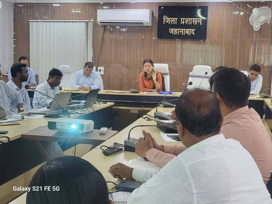 विद्यार्थी सहयोग पोर्टल से समस्याओं का होगा त्वरित समाधान, डीएम ने समयबद्ध निष्पादन का दिया निर्देश
जहानाबाद। जिला पदाधिकारी श्रीमती छिरिङ वाई भूटिया की अध्यक्षता में शुक्रवार को समाहरणालय सभागार में विद्यार्थी सहयोग पोर्टल को लेकर जिला स्तरीय प्रशिक्षण कार्यक्रम आयोजित किया गया। प्रशिक्षण का उद्देश्य सरकारी शैक्षणिक संस्थानों एवं छात्रावासों में अध्ययनरत विद्यार्थियों की शैक्षणिक, आधारभूत सुविधाओं एवं अन्य समस्याओं के त्वरित और पारदर्शी समाधान के लिए प्रभावी व्यवस्था सुनिश्चित करना था।
जिला पदाधिकारी ने पदाधिकारियों एवं संस्थान प्रमुखों को निर्देश दिया कि पोर्टल के माध्यम से प्राप्त विद्यार्थियों की शिकायतों को अनावश्यक रूप से लंबित नहीं रखा जाए। निर्धारित समय-सीमा के भीतर शिकायतों का गुणवत्तापूर्ण निष्पादन सुनिश्चित किया जाए। उन्होंने कहा कि विद्यार्थियों की शिक्षा, सुविधा और उनकी समस्याओं का समाधान जिला प्रशासन की प्राथमिकता है।
प्रशिक्षण के दौरान बताया गया कि विद्यार्थी सहयोग पोर्टल राज्य सरकार द्वारा विकसित डिजिटल प्लेटफॉर्म है। इसके माध्यम से विद्यार्थी शैक्षणिक संस्थान, पठन-पाठन, छात्रावास, आधारभूत सुविधाओं सहित अन्य विषयों से संबंधित शिकायत या सुझाव ऑनलाइन दर्ज करा सकते हैं। पोर्टल पर आवेदन की ऑनलाइन ट्रैकिंग और निर्धारित समय-सीमा में कार्रवाई की व्यवस्था है।
प्रशिक्षण सत्र में पोर्टल की कार्यप्रणाली, आवेदन दर्ज करने, आवेदन की स्थिति की ऑनलाइन निगरानी तथा शिकायतों के निवारण की प्रक्रिया की विस्तार से जानकारी दी गई।
डीएम ने सभी शैक्षणिक संस्थानों एवं छात्रावासों के प्रधानों को अपने-अपने परिसर में पोर्टल का व्यापक प्रचार-प्रसार कराने का निर्देश दिया, ताकि अधिक से अधिक विद्यार्थी इसका लाभ उठा सकें। उन्होंने कहा कि पोर्टल पर प्राप्त शिकायतों और उनके निष्पादन की जिला स्तर पर नियमित समीक्षा की जाएगी। समस्याओं के समाधान में किसी भी प्रकार की शिथिलता स्वीकार नहीं की जाएगी।
प्रशिक्षण में शिक्षा विभाग के पदाधिकारियों के अलावा जिले के अंगीभूत महाविद्यालयों, अभियंत्रण महाविद्यालय, पॉलिटेक्निक, आईटीआई, पैरामेडिकल कॉलेज एवं नर्सिंग स्कूल के प्रधान शामिल हुए। पिछड़ा एवं अति पिछड़ा वर्ग कल्याण, अनुसूचित जाति एवं जनजाति कल्याण तथा अल्पसंख्यक कल्याण विभाग के छात्रावासों के प्रधान और कस्तूरबा गांधी बालिका विद्यालयों के प्रधान भी उपस्थित रहे।
डीएम ने सभी संबंधित पदाधिकारियों एवं संस्थान प्रमुखों को आपसी समन्वय से कार्य करते हुए विद्यार्थी सहयोग पोर्टल को विद्यार्थियों की समस्याओं के त्वरित, पारदर्शी एवं प्रभावी समाधान का सशक्त माध्यम बनाने का निर्देश दिया।