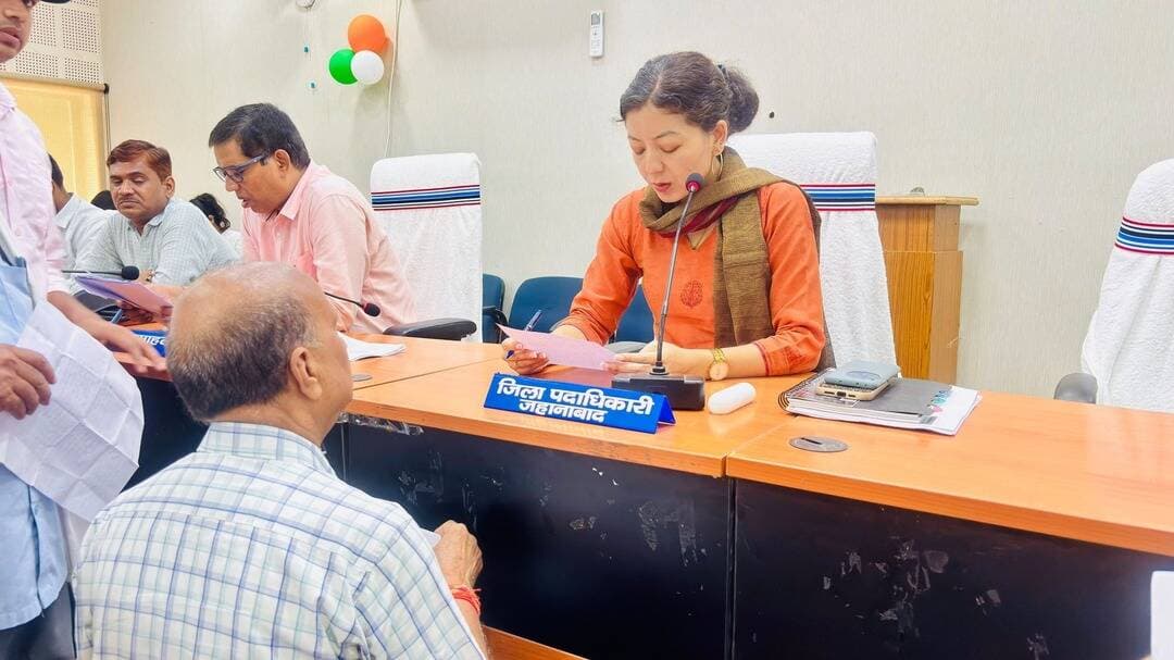 जनता दरबार में 60 शिकायतों पर हुई सुनवाई, त्वरित निष्पादन के निर्देश
जहानाबाद। जिला प्रशासन की ओर से आमजनों की समस्याओं के त्वरित एवं प्रभावी समाधान के लिए प्रत्येक सोमवार एवं शुक्रवार को आयोजित होने वाले जनता दरबार के तहत शुक्रवार को समाहरणालय स्थित ग्राम प्लेक्स भवन में जनता दरबार लगाया गया। जिला पदाधिकारी श्रीमती छिरिङ वाई भूटिया की अध्यक्षता में आयोजित जनता दरबार में कुल 60 शिकायतों एवं आवेदनों की सुनवाई की गई।
जिला पदाधिकारी ने संबंधित विभागीय पदाधिकारियों को सभी मामलों का नियमानुसार त्वरित, समयबद्ध एवं गुणवत्तापूर्ण निष्पादन सुनिश्चित करने का निर्देश दिया। जनता दरबार में जीविका के माध्यम से रोजगार, पुरानी जमाबंदी में सुधार, अतिक्रमण हटाने, विद्युत विपत्र में सुधार, बंटवारा म्यूटेशन, नल-जल योजना एवं चापाकल मरम्मत सहित विभिन्न मामलों से संबंधित आवेदन प्राप्त हुए।
रतनी फरीदपुर अंचल में पुरानी जमाबंदी सुधार, जहानाबाद सदर अंचल में अतिक्रमण हटाने तथा मोदनगंज अंचल में बंटवारा म्यूटेशन से जुड़े मामलों में संबंधित अंचल अधिकारियों को शीघ्र कार्रवाई का निर्देश दिया गया। विद्युत विपत्र सुधार के मामले में कार्यपालक अभियंता विद्युत को आवश्यक कार्रवाई करने को कहा गया।
पीएचईडी से संबंधित नल-जल एवं चापाकल मरम्मत के मामलों में कार्यपालक अभियंता को पेयजल सुविधा जल्द उपलब्ध कराने तथा आवश्यक मरम्मत सुनिश्चित करने का निर्देश दिया गया। जीविका के माध्यम से रोजगार उपलब्ध कराने से संबंधित आवेदन पर भी नियमानुसार कार्रवाई के निर्देश दिए गए।
भूमि विवाद एवं अतिक्रमण के मामलों की समीक्षा करते हुए डीएम ने कहा कि अंचल स्तर पर प्रत्येक सप्ताह, अनुमंडल स्तर पर माह में दो बार तथा जिला स्तर पर माह में एक बैठक अनिवार्य रूप से आयोजित की जाए। लंबित मामलों की नियमित समीक्षा करते हुए राजस्व एवं पुलिस पदाधिकारियों के समन्वय से प्राथमिकता के आधार पर उनका निष्पादन किया जाए।
डीएम ने स्पष्ट किया कि जनता दरबार में प्राप्त प्रत्येक आवेदन को गंभीरता से लेते हुए आमजनों की समस्याओं का संवेदनशील, पारदर्शी एवं गुणवत्तापूर्ण समाधान सुनिश्चित किया जाए। किसी भी स्तर पर अनावश्यक विलंब नहीं होना चाहिए।
मौके पर जिला लोक शिकायत निवारण पदाधिकारी, अपर समाहर्ता, जिला पंचायती राज पदाधिकारी, जिला आपूर्ति पदाधिकारी सहित अन्य जिला स्तरीय पदाधिकारी उपस्थित थे।
<nis:link nis:type=tag nis:id=डीएमजहानाबाद nis:value=डीएमजहानाबाद nis:enabled=true nis:link/> <nis:link nis:type=tag nis:id=jehanabad nis:value=jehanabad nis:enabled=true nis:link/> <nis:link nis:type=tag nis:id=makhadumpur nis:value=makhadumpur nis:enabled=true nis:link/> <nis:link nis:type=tag nis:id=jehanabadlive nis:value=jehanabadlive nis:enabled=true nis:link/> <nis:link nis:type=tag nis:id=babasiddheshwarnath nis:value=BabaSiddheshwarNath nis:enabled=true nis:link/> <nis:link nis:type=tag nis:id=jehanabadpolice nis:value=jehanabadpolice nis:enabled=true nis:link/> <nis:link nis:type=tag nis:id=barabarpahad nis:value=barabarpahad nis:enabled=true nis:link/> <nis:link nis:type=tag nis:id=सीएमओ nis:value=सीएमओ nis:enabled=true nis:link/> <nis:link nis:type=tag nis:id=breakingnews nis:value=BreakingNews nis:enabled=true nis:link/>