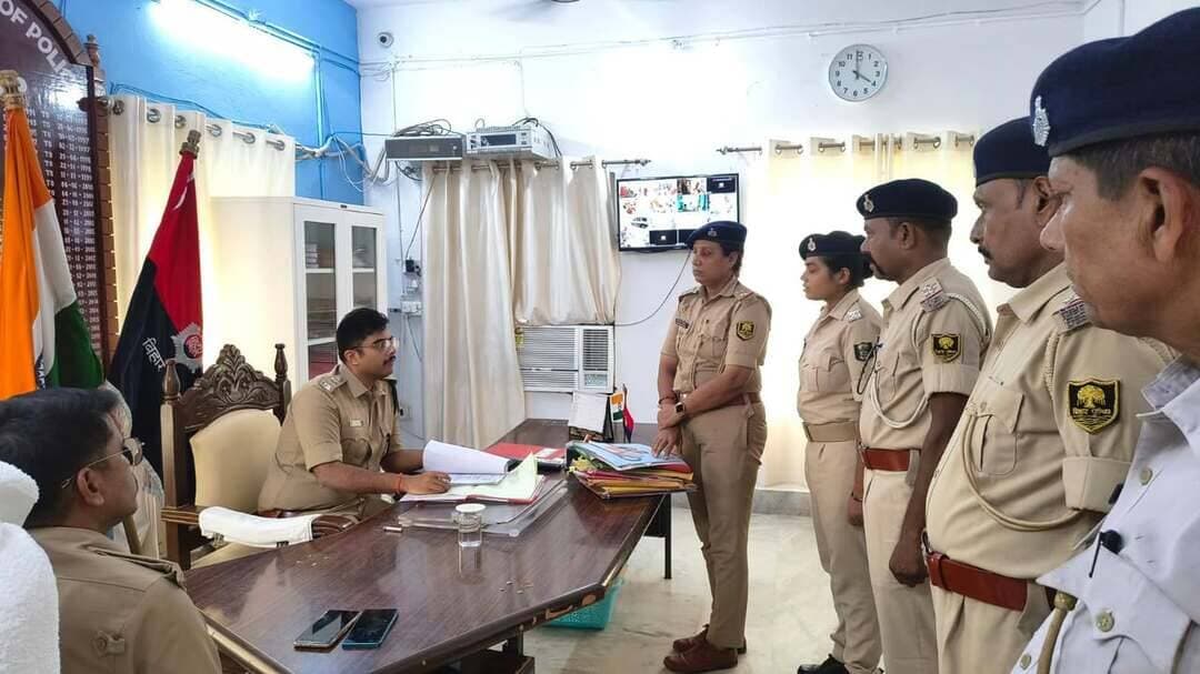 कैमूर एसपी ने किया पुलिस केंद्र भभुआ का निरीक्षण
लाइन डे पर पुलिसकर्मियों की समस्याएं सुनीं
समाधान के लिए दिए उचित दिशा-निर्देश