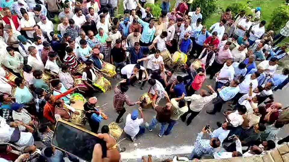 ढोल नगाड़ों और रणसिंघा से गूंजा उत्तरकाशी कलेक्ट्रेट
यमुनोत्री विधानसभा की उपेक्षा के विरोध में विधायक का अनोखा प्रदर्शन....
उत्तरकाशी। यमुनोत्री विधानसभा की कथित उपेक्षा के विरोध में विधायक संजय डोभाल ने शुक्रवार को समर्थकों के साथ कलेक्ट्रेट पहुंचकर डीएम कार्यालय का घेराव किया। उन्होंने जिला योजना में क्षेत्र को प्राथमिकता देने, लंबित विकास कार्यों को स्वीकृति देने और अनियमितताओं की जांच की मांग की। विधायक ने चेतावनी दी कि मांगों पर जल्द कार्रवाई नहीं हुई तो आंदोलन तेज किया जाएगा।
#uttarakhand