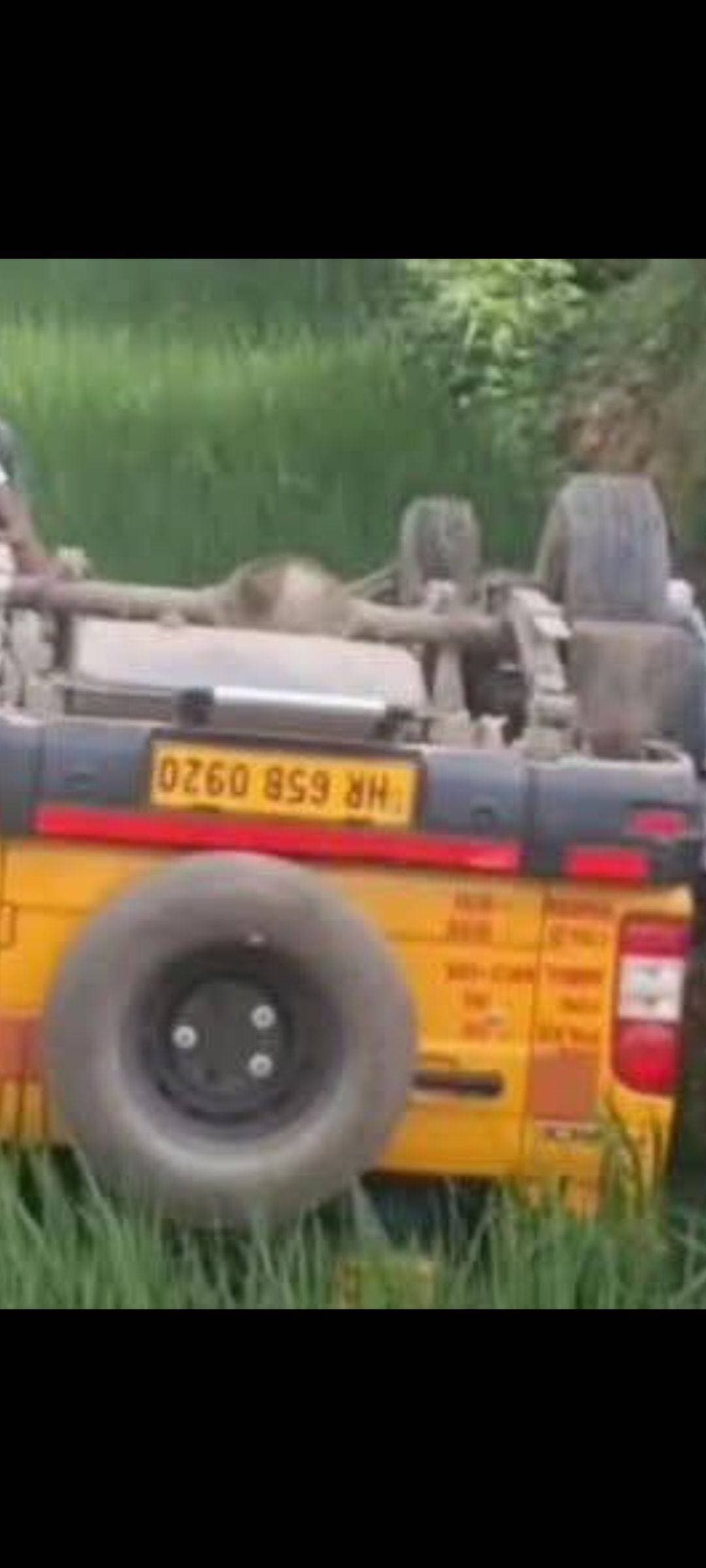 सीएम सिटी लाडवा के गांव बदरपुर मार्ग पर बड़ा हादसा होने से टला, स्कूल बैन खेत में पलटी ।
