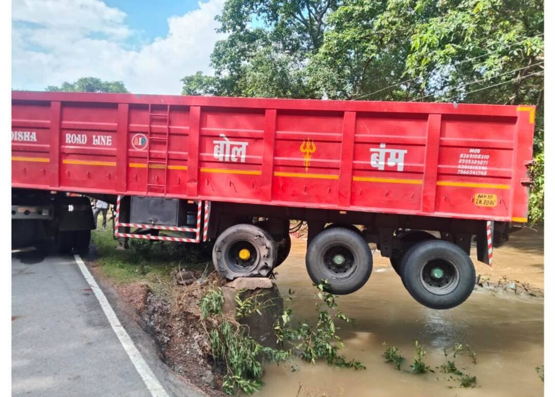 बेला गोविंदगढ़ मार्ग पर तेज बहाव में फंसा हवा में ट्रक
-बेला-गोविंदगढ़ मार्ग में मुकुंदपुर के पास पानी का बहाव तेज हो गया। तेज बहाव की चपेट में आने से ट्रक ड्राइवर ने ट्रक को निकालने की कोशिश की पर जैसे ही ट्रक बीच में पहुंचा तेज बहाव के चलते ट्रक का पिछला हिस्सा हवा में लटक कर पुलिया में जाकर फंस गया ट्रक का पिछला हिस्सा हवा में लटक हुआ था यह घटना गुरुवार शुक्रवार रात की बताई जा रही है हादसे के बाद मार्ग पर आवागमन को लेकर खतरा बढ़ गया था