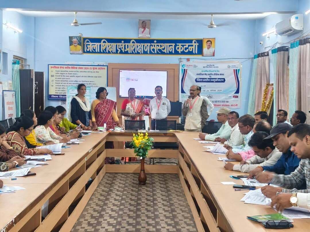 🔳डाइट में शैक्षिक संवाद का जिला स्तरीय उन्मुखीकरण संपन्न, जॉयफुल लर्निंग से बढ़ेगी शिक्षा की गुणवत्ता
🔳कटनी - जिला शिक्षा एवं प्रशिक्षण संस्थान (डाइट) कटनी में कलेक्टर श्री आशीष तिवारी के निर्देश पर माध्यमिक शाला के शिक्षकों के लिए एक दिवसीय जिला स्तरीय उन्मुखीकरण आयोजित किया गया। प्राचार्य एम.पी. डुंगडुंग के मार्गदर्शन में आयोजित उन्मुखीकरण कार्यक्रम के प्रथम चरण में विकासखंड कटनी, रीठी एवं बड़वारा तथा द्वितीय चरण में बहोरीबंद, ढीमरखेड़ा एवं विजयराघवगढ़ के कक्षा 6 से 8 तक अध्यापन कराने वाले शिक्षक एवं जनशिक्षक शामिल हुए।
कार्यक्रम का शुभारंभ मां सरस्वती के पूजन-अर्चन के साथ हुआ। डाइट के शैक्षिक संवाद प्रभारी श्री राकेश सिन्नरकर ने बताया कि शैक्षणिक सत्र 2026-27 में अगस्त से जनवरी तक कुल पांच शैक्षिक संवाद आयोजित किए जाएंगे। प्रत्येक माह के द्वितीय शनिवार को कक्षा 1 से 2, तृतीय शनिवार को कक्षा 3 से 5 तथा चतुर्थ शनिवार को कक्षा 6 से 8 पढ़ाने वाले शिक्षकों के लिए शैक्षिक संवाद आयोजित होंगे। इसी क्रम में 22 अगस्त को प्रत्येक जन शिक्षा केंद्र पर कक्षा 6 से 8 के शिक्षकों के लिए शैक्षिक संवाद आयोजित किया जाएगा।
राज्य स्तर से प्रशिक्षित सहजकर्ता सारिका गुप्ता एवं सुषमा अग्रवाल ने सत्र 2025-26 में आयोजित शैक्षिक संवादों का पुनरावलोकन कराया। इस माह की थीम ‘कक्षा से जुड़ाव: जॉयफुल लर्निंग हेतु एक पहल’ पर वेलकम सर्कल, परिचय गतिविधि, भूमिका निर्माण, ‘मेरी कहानी विद्यार्थियों की जुबानी’ सहित विभिन्न गतिविधियों के माध्यम से प्रशिक्षण दिया गया।
प्रशिक्षण के दौरान रोचक कहानी एवं उस पर चिंतन की प्रक्रिया, समूह कार्य, सत्र संचालन, ‘मेरी पहचान-मैं कौन हूं’, स्थानीय समुदाय को समझने के लिए सामूहिक नक्शा निर्माण, ‘हमारा गांव-हमारी प्रस्तुति’, पहेली एवं दिमागी खेल जैसी गतिविधियां कराई गईं। संवाद के मुख्य उद्देश्य, संवाद आयोजन के डिजाइन सिद्धांत एवं बैठक व्यवस्था पर भी विस्तार से चर्चा की गई। पीपल संस्था के श्री नौशाद ने बच्चों को कहानी सुनाने तथा कहानी के माध्यम से चिंतन विकसित कर कक्षा को आनंददायी बनाने के संबंध में जानकारी दी।
प्रशिक्षण प्रभारी श्री राजेंद्र असाटी ने कलेक्टर श्री तिवारी के निर्देशन में तैयार किए गए मॉनिटरिंग के 12 बिंदुओं पर चर्चा की और सभी जनशिक्षकों को इसकी प्रति उपलब्ध कराई। उन्होंने निर्देशित किया कि सभी शालाएं इन बिंदुओं के आधार पर अपना स्व-आकलन करें। 15 दिवस बाद इन्हीं बिंदुओं के आधार पर शालाओं का अनुवीक्षण किया जाएगा। उन्होंने प्राथमिक शालाओं को ‘निपुण शाला’ बनाने की प्रक्रिया तथा इसमें शिक्षकों एवं जनशिक्षकों की भूमिका भी विस्तार से समझाई।
इस अवसर पर जिला शिक्षा केंद्र के जिला परियोजना समन्वयक श्री प्रेम नारायण तिवारी ने भी मार्गदर्शन दिया। कार्यक्रम में प्राचार्य डाइट, श्रीमती ज्योति श्रीवास्तव, कमलेश सोनी, उमाशंकर सैनी, देवेन्द्र तिवारी, शिवराम तिवारी, राजेश गुप्ता, मंजू शर्मा, विक्रम सूर्यवंशी, संतोष जायसवाल, रामकुमार मिश्रा सहित अन्य अधिकारी-कर्मचारी उपस्थित रहे।
उन्मुखीकरण में प्राप्त जानकारी एवं गतिविधियों के आधार पर सभी जनशिक्षक एवं सहजकर्ता 22 अगस्त को अपने-अपने जन शिक्षा केंद्रों में शैक्षिक संवाद का आयोजन करेंगे। जॉयफुल लर्निंग के माध्यम से कक्षा को अधिक आनंददायी, सहभागितापूर्ण और प्रभावी बनाने पर विशेष जोर दिया गया।
#JansamparkMP
#CMMadhyaPradesh
#DrMohanYadav51
#udaypratapmp
#jbpcommissioner
#katni
#कटनी