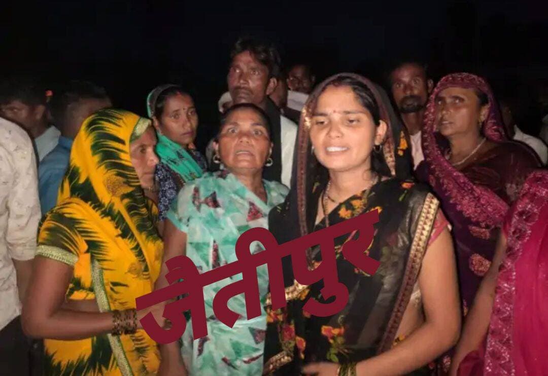 शाहजहांपुर: जैतीपुर थाना क्षेत्र में ट्रक ने कांवड़ियों की ट्रैक्टर-ट्राली में टक्कर मार दी। टक्कर लगने से 2 कांवड़ यात्रियों की मौत हो गई थी। जबकि 4 कांवड़िए घायल हुए थे।परिवार ने मुआवजा की मांग को लेकर प्रदर्शन किया। घटना की सूचना मिलने पर अपर पुलिस अधीक्षक ग्रामीण मौके पर पहुंची।