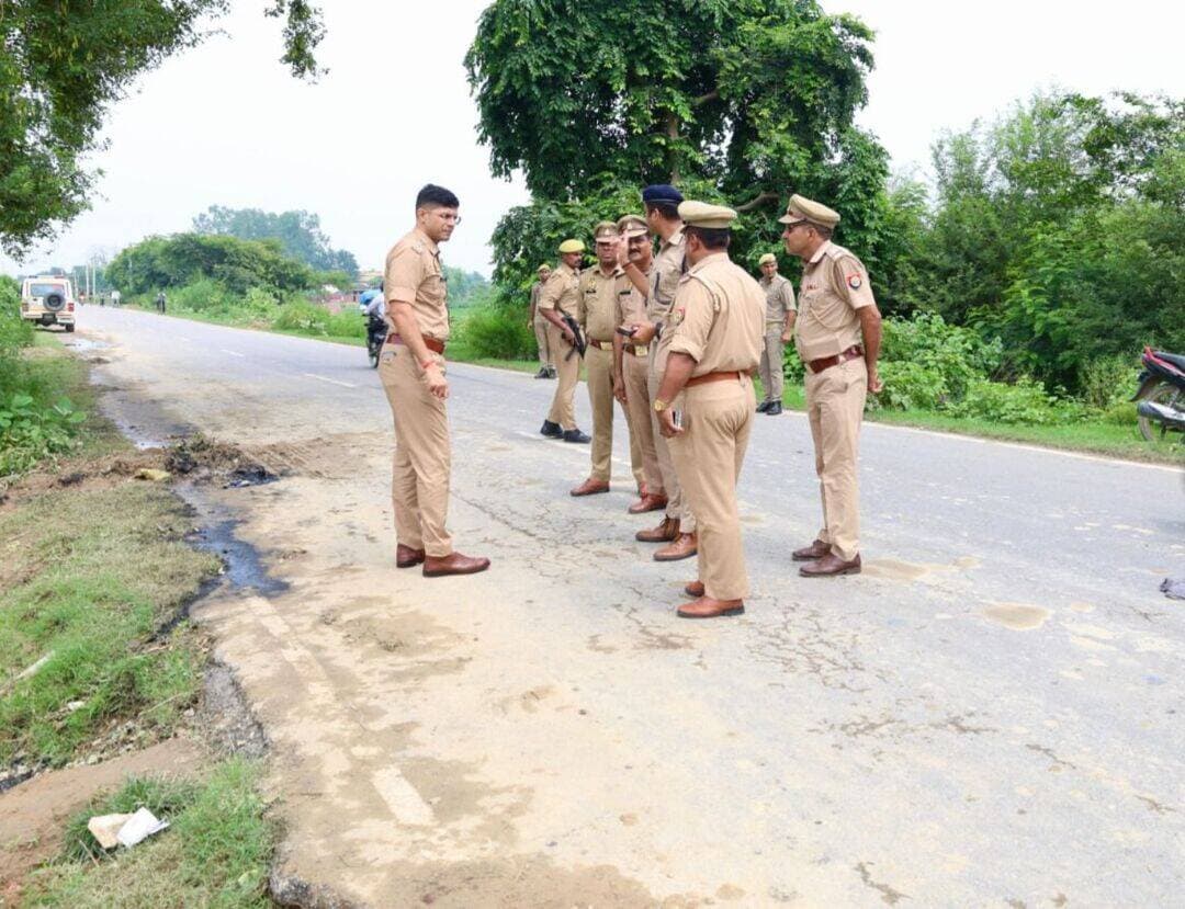 शाहजहांपुर: जैतीपुर थाना क्षेत्र में ट्रक ने कांवड़ियों की ट्रैक्टर-ट्राली में टक्कर मार दी। टक्कर लगने से 6 कांवड़ यात्री घायल हो गए। घटना की सूचना मिलने के बाद पुलिस अधीक्षक सौरभ दीक्षित ने घटना स्थल का निरीक्षण किया।