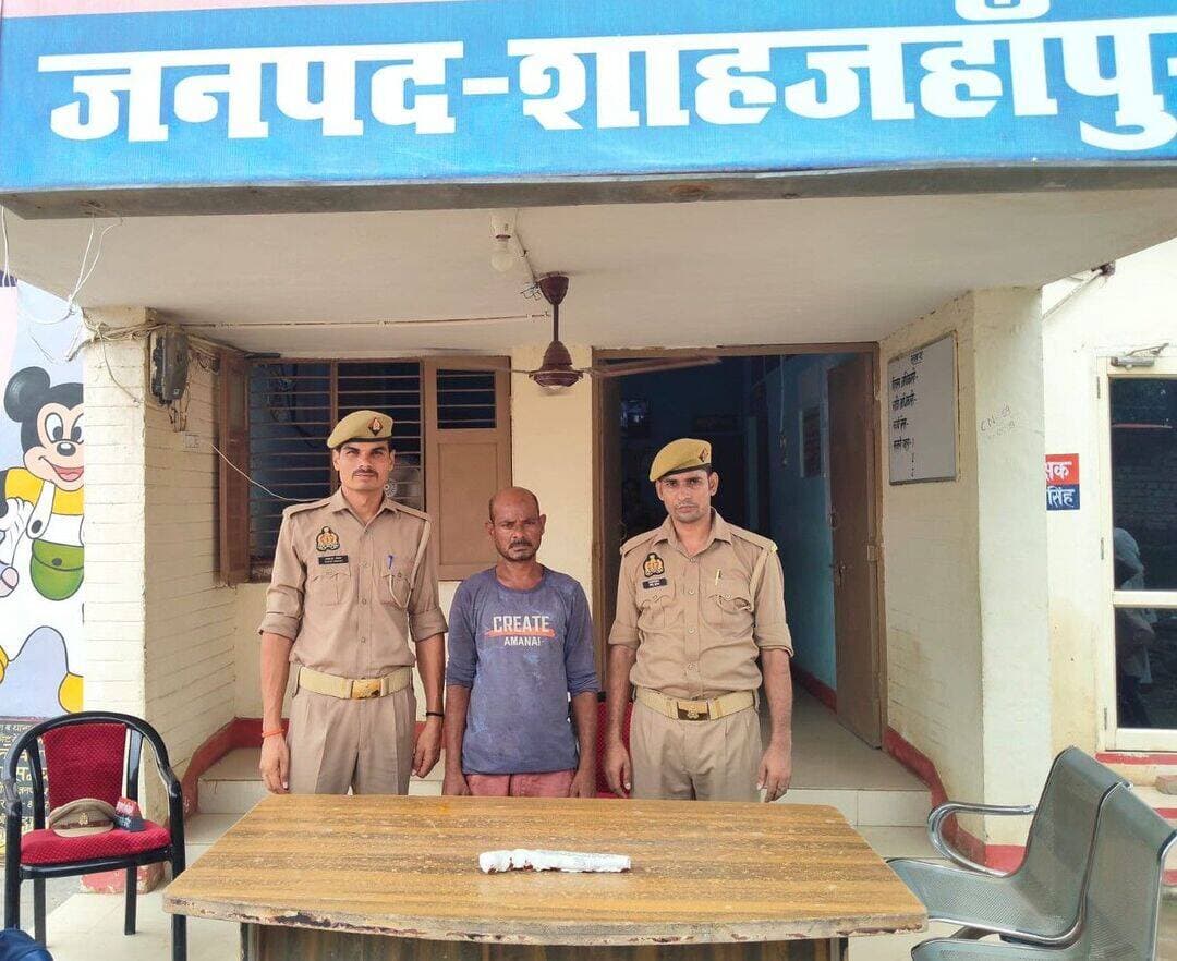 शाहजहांपुर: थाना कांट पुलिस ने तमंचा और कारतूस के साथ एक अभियुक्त को गिरफ्तार किया है। पुलिस ने गढ़ी पश्चिमी के रहने वाले विकास को गिरफ्तार किया है।