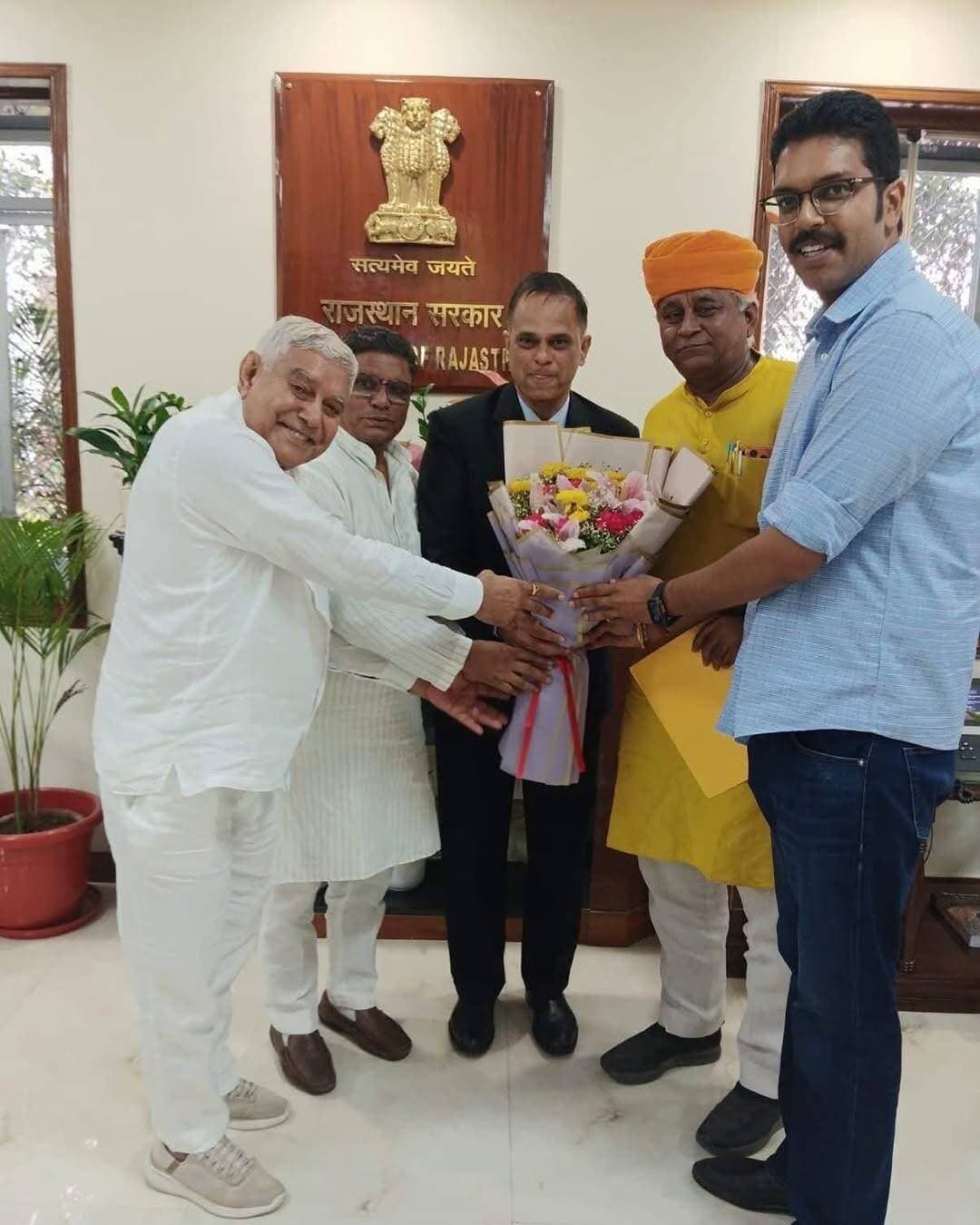 राजस्थान के मुख्य सचिव वी. श्रीनिवास से मिले बीकानेर के चार विधायक
डॉ. विष्णुधर मीणा, अंशुमान सिंह भाटी, ताराचंद सारस्वत और जेठानंद व्यास ने की शिष्टाचार भेंट
मुख्य सचिव को केंद्र सरकार की ओर से 6 माह का कार्यकाल विस्तार मिलने पर दी शुभकामनाएं
विधायकों ने पुष्पगुच्छ भेंट कर मुख्य सचिव वी. श्रीनिवास को दी बधाई
मुलाकात के दौरान क्षेत्र से जुड़े विभिन्न विषयों और विकास कार्यों को लेकर भी हुई चर्चा
इस दौरान कोलायत विधायक अंशुमान सिंह भाटी, श्रीडूंगरगढ़ विधायक ताराचंद सारस्वत और बीकानेर पश्चिम विधायक जेठानंद व्यास रहे मौजूद।
<nis:link nis:type=tag nis:id=bjp nis:value=bjp nis:enabled=true nis:link/> <nis:link nis:type=tag nis:id=rajasthan nis:value=rajasthan nis:enabled=true nis:link/> <nis:link nis:type=tag nis:id=bikaner nis:value=bikaner nis:enabled=true nis:link/> <nis:link nis:type=tag nis:id=bikaner_update nis:value=bikaner_update nis:enabled=true nis:link/>