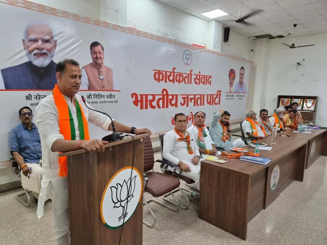 नगर निगम चुनाव को लेकर भाजपा का चुनावी शंखनाद, संभाग कार्यालय में हुई अहम संगठनात्मक बैठक
जिला अध्यक्ष सुमन छाजेड़ और श्याम पंचारिया की अध्यक्षता में हुई बैठक में चुनावी रणनीति और बूथ स्तर तक संगठन मजबूत करने पर मंथन
मुख्य वक्ता रवींद्र इन्द्राज सिंह ने कार्यकर्ताओं से पूरी ऊर्जा और एकजुटता के साथ चुनाव मैदान में उतरने का किया आह्वान
प्रदेश महामंत्री मिथिलेश गौतम और निकाय प्रभारी राजेंद्र गहलोत ने कार्यकर्ताओं को दिए चुनावी तैयारियों को लेकर दिशा-निर्देश
भाजपा नेताओं ने केंद्र और राज्य सरकार की योजनाओं को जन-जन तक पहुंचाने और वार्ड स्तर पर सक्रियता बढ़ाने पर दिया जोर
बैठक में भाजपा के वरिष्ठ पदाधिकारी, जनप्रतिनिधि, मंडल अध्यक्ष और बड़ी संख्या में कार्यकर्ता रहे मौजूद, जीत की रणनीति पर हुआ मंथन
इस दौरान मीडिया संयोजक कमल गहलोत जीव-जंतु बोर्ड के अध्यक्ष जसवंत विश्नोई, बिहारी लाल बिश्नोई, जिला प्रभारी देवेंद्र पारीक, सह प्रभारी राजेश तनेजा, महावीर सैनी, प्रदेश कार्यसमिति सदस्य गोपाल गहलोत, सत्यप्रकाश आचार्य, पूर्व अध्यक्ष विजय आचार्य, सुशीला कंवर राजपुरोहित, महावीर रांका, नारायण चोपड़ा, रमजान अब्बासी, सुरेंद्र सिंह शेखावत सहित बड़ी संख्या में कार्यकर्ता मौजूद रहे।
#bikaner #rajasthan #BJPGovernment #bjprajasthan #meeting #election #bikaner_update