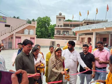 स्वसहायता समूहों के राखी मेले का शुभारंभ
-----
कलेक्टर सुश्री शीला दाहिमा के मार्गदर्शन एवं सीईओ जिला पंचायत श्रीमती सौम्या आनंद के निर्देशन में स्वसहायता समूहों की महिलाओं द्वारा बनाये गये लोकल उत्पादों एवं राखी के विक्रय हेतु लगाये गये राखी मेले का शुभारंभ आज नगरपालिका अध्यक्ष श्रीमती रेणु सुजीत गर्ग द्वारा किया गया।
श्री रामतलाई हनुमान मंदिर परिसर में आयोजित मेले के शुभारंभ अवसर पर नगरपालिका उपाध्यक्ष श्री संजय महाना, सांसद प्रतिनिधि श्री सुजीत गर्ग, जिला प्रबंधक एनआरएलएम श्री गिर्राज मीणा, ब्लॉक प्रबंधक श्री जुगल किशोर सोनी, श्री रामराज मीणा, सहायक प्रंबधक श्री हेमराज वर्मा आदि मौजूद रहें। इस अवसर पर नगरपालिका अध्यक्ष श्रीमती रेणु सुजीत गर्ग द्वारा फीता काटकर राखी मेले का शुभारंभ किया गया, इसके पूर्व समूह की महिलाओं द्वारा नपाध्यक्ष श्रीमती रेणु सुजीत गर्ग का तिलक लगाकर स्वागत किया गया।
मध्यप्रदेश राज्य ग्रामीण आजीविका मिशन भोपाल द्वारा जारी निर्देशो के क्रम में स्वसहायता समूहों का राखी मेला 21 अगस्त से 25 अगस्त तक श्री रामतलाई हनुमान मंदिर परिसर में आयोजित किया जा रहा है। उक्त मेले में स्वसहायता समूूहों द्वारा तैयार किये गये लोकल उत्पादो सहित राखी के विक्रय हेतु स्टॉल लगाये गये है, यह मेला प्रातः 10 बजे से शाम 07 बजे तक संचालित रहेगा।
-
CM Madhya Pradesh
Jansampark Madhya Pradesh
Panchayat, Rural Development and Social Welfare Department of Madhya Pradesh
NRLM
#JansamparkMP
#sheopur