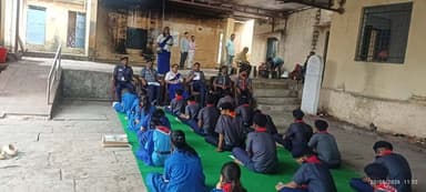 साहस, स्वावलंबन और अनुशासन का प्रदर्शन
विजयपुर में संभाग स्तरीय तृतीय सोपान जांच शिविर
-----
कलेक्टर सुश्री शीला दाहिमा के मार्गदर्शन तथा जिला शिक्षा अधिकारी एवं जिला कमिश्नर स्काउट श्री यश जैन के निर्देशन में विजयपुर में संभाग स्तरीय तृतीय सोपान स्काउट-गाइड जांच शिविर आयोजित किया जा रहा है। शिविर में विभिन्न विद्यालयों से आए स्काउट एवं गाइड उत्साहपूर्वक विभिन्न गतिविधियों में सहभागिता कर अपनी दक्षता का प्रदर्शन कर रहे हैं।
शिविर के दौरान स्काउट एवं गाइड की साहस, स्वावलंबन, अनुशासन, नेतृत्व क्षमता, कठिन परिश्रम तथा विपरीत परिस्थितियों में धैर्य एवं संयम के साथ रहने की क्षमता का परीक्षण किया जा रहा है। प्रतिभागियों को विभिन्न व्यवहारिक गतिविधियों एवं परिस्थितियों के माध्यम से अपनी दक्षता साबित करने का अवसर मिल रहा है।
शिविर का उद्देश्य विद्यार्थियों में केवल स्काउटिंग कौशल विकसित करना ही नहीं, बल्कि उन्हें आत्मनिर्भर, अनुशासित, जिम्मेदार एवं विपरीत परिस्थितियों का सामना करने में सक्षम नागरिक के रूप में तैयार करना है। गतिविधियों के दौरान विद्यार्थियों में टीम भावना, नेतृत्व क्षमता और सेवा की भावना को भी प्रोत्साहित किया जा रहा है।
तृतीय सोपान के बाद राज्यपाल अवार्ड की ओर बढ़ेंगे कदम
तृतीय सोपान जांच शिविर में सफल होने वाले स्काउट एवं गाइड आगामी चरण में लगभग 9 माह बाद आयोजित राज्य स्तरीय राज्यपाल अवार्ड जांच शिविर में सहभागिता करेंगे। राज्य स्तरीय जांच में सफलता प्राप्त करने वाले स्काउट एवं गाइड को राज्य का प्रतिष्ठित राज्यपाल अवार्ड प्राप्त करने का अवसर मिलेगा।
इस प्रकार तृतीय सोपान जांच शिविर विद्यार्थियों के लिए केवल एक परीक्षा नहीं, बल्कि साहस, सेवा, अनुशासन और आत्मनिर्भरता के माध्यम से व्यक्तित्व निर्माण की महत्वपूर्ण यात्रा है।
-
CM Madhya Pradesh
Jansampark Madhya Pradesh
#JansamparkMP
#sheopur