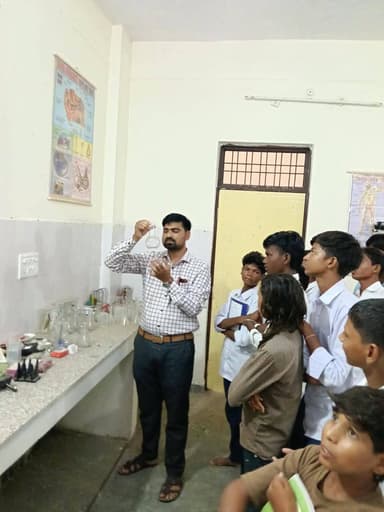 प्रयोग करके सीख रहे विद्यार्थी, विज्ञान शिक्षा को मिल रहा व्यवहारिक स्वरूप
-----
विद्यार्थियों में वैज्ञानिक दृष्टिकोण एवं प्रयोगात्मक सीखने की क्षमता विकसित करने के उद्देश्य से शासकीय हाई स्कूल आबादी पंजाबी में कक्षा नवमी के विद्यार्थियों को विज्ञान की प्रायोगिक गतिविधियों से जोड़ा जा रहा है। इसी क्रम में विद्यालय की विज्ञान प्रयोगशाला में विद्यार्थियों ने विभिन्न वैज्ञानिक उपकरणों एवं प्रयोगों का प्रत्यक्ष अभ्यास किया गया।
प्रयोगशाला में शिक्षक द्वारा विद्यार्थियों को प्रयोग की प्रक्रिया, आवश्यक सावधानियों तथा प्रयोग में उपयोग होने वाले उपकरणों के बारे में जानकारी दी गई। विद्यार्थियों ने शिक्षक के मार्गदर्शन में स्वयं प्रयोग करते हुए वैज्ञानिक अवधारणाओं को समझने का प्रयास किया।
इस दौरान विद्यार्थियों में प्रयोग को लेकर उत्सुकता एवं जिज्ञासा देखने को मिली। पुस्तकीय ज्ञान को प्रयोगशाला में वास्तविक अनुभव से जोड़ने से विद्यार्थियों को विषय को अधिक सहजता एवं प्रभावी ढंग से समझने का अवसर मिल रहा है।
विद्यालय में इस प्रकार की गतिविधियों के माध्यम से ‘करके सीखने’ की अवधारणा को बढ़ावा दिया जा रहा है, जिससे विद्यार्थियों में वैज्ञानिक सोच, तर्क क्षमता, निरीक्षण कौशल एवं समस्या समाधान की क्षमता विकसित हो रही है। विज्ञान विषय को केवल पाठ्यक्रम तक सीमित न रखते हुए उसे व्यवहारिक अनुभव से जोड़ने की दिशा में विद्यालय द्वारा पहल की गई है।
-
CM Madhya Pradesh
Jansampark Madhya Pradesh
#JansamparkMP
#sheopur