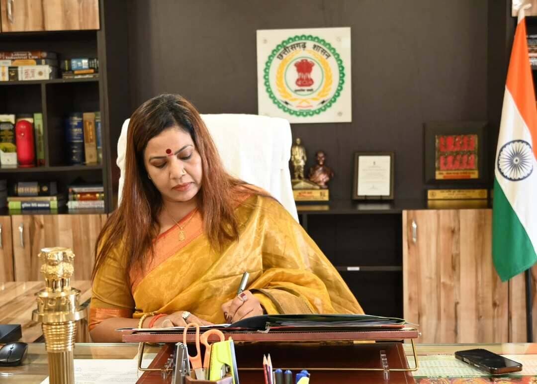 मोहला मानपुर अम्बागढ़ चौकी जिले की नवपदस्थ कलेक्टर श्रीमती तनुजा सलाम ने आज पदभार ग्रहण कर जिले के प्रशासनिक कार्यों की जिम्मेदारी संभाली।
वर्ष 2019 बैच की भारतीय प्रशासनिक सेवा की अधिकारी श्रीमती तनुजा सलाम इससे पूर्व विभिन्न प्रशासनिक दायित्वों का सफलतापूर्वक निर्वहन कर चुकी हैं।
#mmacdistrict_cg #chhattisgarh
@chhattisgarhcmo @dpr.chhattisgarh