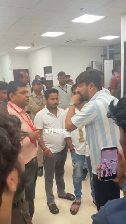 💥 बड़ी खबर💥
रीवा एयरपोर्ट पर फूटा यात्रियों का गुस्सा: दिल्ली की फ्लाइट अचानक कैंसिल, कई लोगों के करियर और जरूरी कामों पर फिरा पानी
रीवा के चोरहटा स्थित नवनिर्मित एयरपोर्ट पर शुक्रवार को उस समय भारी अराजकता और हंगामे की स्थिति निर्मित हो गई, जब रीवा से दिल्ली जाने वाली नियमित फ्लाइट को ऐन वक्त पर रद्द कर दिया गया। बिना किसी पूर्व सूचना के उड़ान निरस्त किए जाने से आक्रोशित यात्रियों ने एयरपोर्ट परिसर में जमकर नारेबाजी की और प्रबंधन के खिलाफ अपना कड़ा विरोध दर्ज कराया।
#rewa #RewaAirport #airport #rewanews #chitrakootexpress