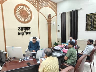 प्रमंडलीय आयुक्त ने की बिहार विधान परिषद के तिरहुत स्नातक/शिक्षक निर्वाचन की तैयारियों की समीक्षा, पदाधिकारियों को आयोग के दिशा-निर्देशो का अक्षरश: अनुपालन सुनिश्चित करने का दिया निदेश
--------------------------------
मुजफ्फरपुर, शुक्रवार, दिनांक 21.08.2026ः आयुक्त, तिरहुत प्रमंडल, मुजफ्फरपुर श्री गिरिवर दयाल सिंह की अध्यक्षता में बिहार विधान परिषद के तिरहुत स्नातक/शिक्षक निर्वाचन से संबंधित समीक्षात्मक बैठक का आयोजन हुआ। इसमें निर्वाचन की तैयारियों की समीक्षा की गयी तथा अद्यतन स्थिति का जायजा लिया गया। प्रमंडलीय आयुक्त ने कहा कि माह सितम्बर, 2026 में स्नातक/शिक्षक निर्वाचन क्षेत्र के निर्वाचन की प्रक्रिया प्रारंभ होना संभावित है। उन्होंने कहा कि प्रक्रिया प्रारंभ होने के पूर्व प्रकाशित निर्वाचक सूची के संबंध में सतत प्रक्रिया के तहत प्रावधानों एवं निर्वाचन विभाग से प्राप्त निदेश के आलोक में कार्रवाई किया जाना आवश्यक है।
प्रमंडलीय आयुक्त-सह- निर्वाची पदाधिकारी ने मुजफ्फरपुर, सीतामढ़ी, शिवहर एवं वैशाली के जिला पदाधिकारियों, जो इस निर्वाचन के सहायक निर्वाची पदाधिकारी भी हैं, को निदेश दिया कि भारत निर्वाचन आयोग के दिशा-निर्देशों का अक्षरश: अनुपालन करते हुए निर्वाचन की समुचित तैयारी सुनिश्चित करें। उन्होंने अधिकारियों को निदेश दिया कि सतत प्रक्रिया के तहत स्नातक/शिक्षक निर्वाचन क्षेत्र के निर्वाचक सूची हेतु विभिन्न प्रपत्रों में प्राप्त आवेदनों की मतदान केन्द्रवार समीक्षा करें तथा इससे संबंधित प्रतिवेदन उपलब्ध करायें। सतत प्रक्रिया के तहत प्राप्त आवेदनों का ईआरएमएस पोर्टल पर डिजिटलीकरण एवं निष्पादन हेतु सभी प्रारंभिक तैयारी पूर्ण करना सुनिश्चित करें।
प्रमंडलीय आयुक्त ने अधिकारियों को आदेश दिया कि मतदाता सूची के संबंध में जो भी परिवाद प्राप्त हुआ है उसका विधिवत जाॅच कर निष्पादन करें। उन्होंने निदेश दिया कि निर्वाचन के हर पहलू यथा नामांकन, मतदान, मतगणना इत्यादि के बारे में सभी संबंधित अधिकारियों को समुचित प्रशिक्षण दें ताकि निर्वाचन आयोग के निदेशों का त्रुटिहीन ढ़ंग से सम्यक अनुपालन सुनिश्चित किया जा सके।
इस बैठक में आयुक्त के साथ जिला निर्वाचन पदाधिकारी-सह- जिलाधिकारी, मुजफ्फरपुर, वैशाली, सीतामढ़ी, शिवहर, सभी सहायक निर्वाचक निबंधक पदाधिकारी एवं अन्य भी उपस्थित थे।
उप निदेशक,
आईपीआरडी, तिरहुत प्रमंडल