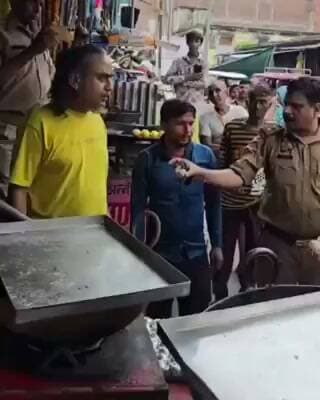 हमीरपुर में मिठाई दुकानदार ने अपनी ही मिठाई खाने से किया मना....
जैसे ही उसकी दुकान पर छापेमारी करने पहुंची टीम को मिठाई में मिलावट दिखी तो अधिकारी ने कहा कि ये अपनी मिठाई पहले खुद खाकर दिखाओ लेकिन दुकानदार ने मना कर दिया और बोला कि मैं नहीं खा सकता इसे ये स्वास्थ्य के लिए ठीक नहीं है....
जब खुद नहीं खा सकते तो जनता को क्यों बेचा रहा है ये सब .....
